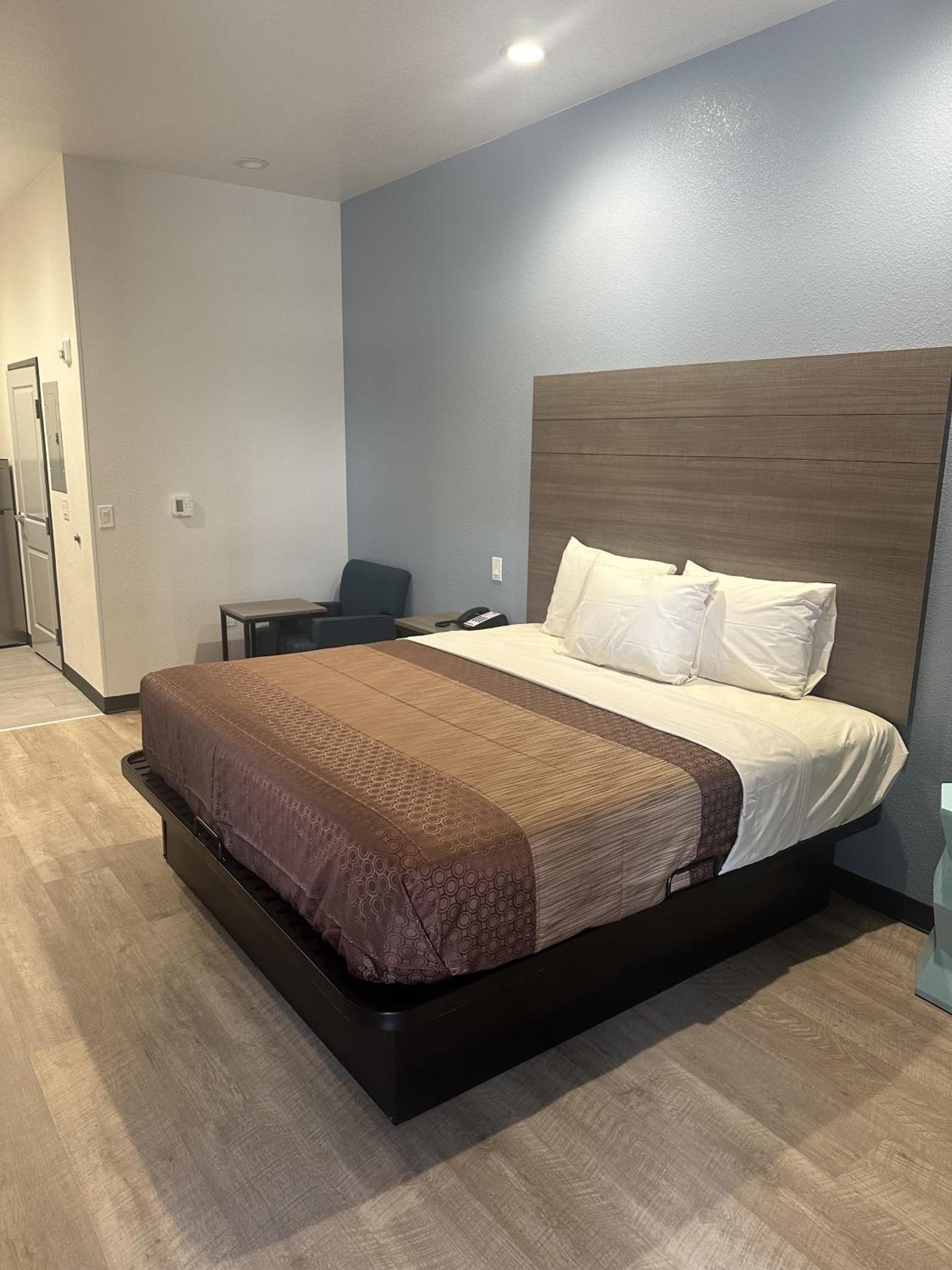 M&M Inn and Suites photo 7