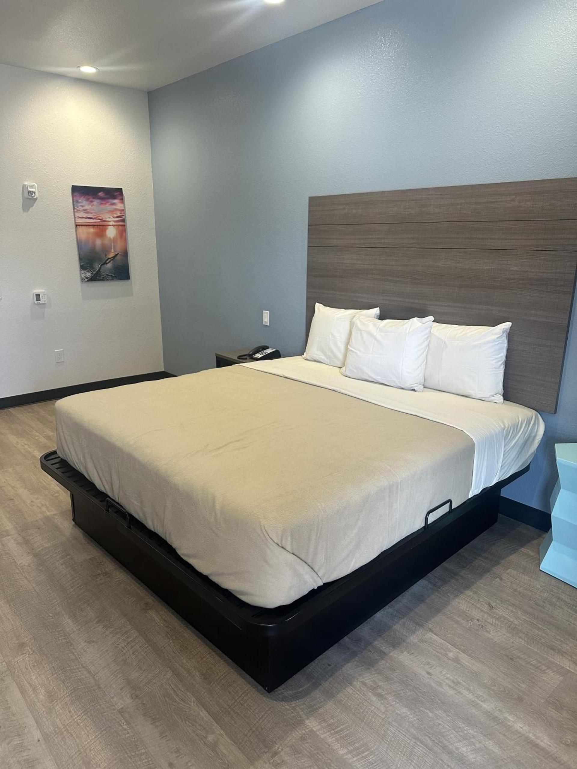 M&M Inn and Suites photo 9