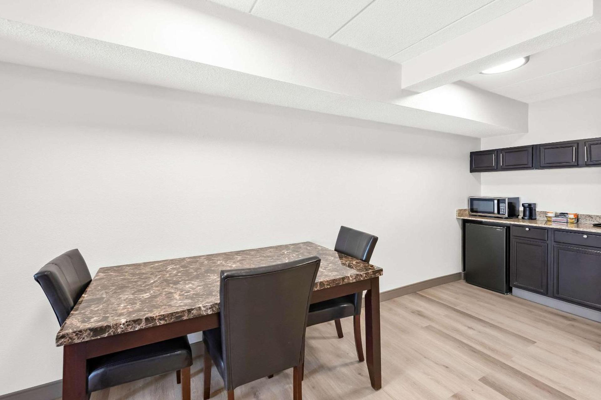 Comfort Suites Columbus photo 18