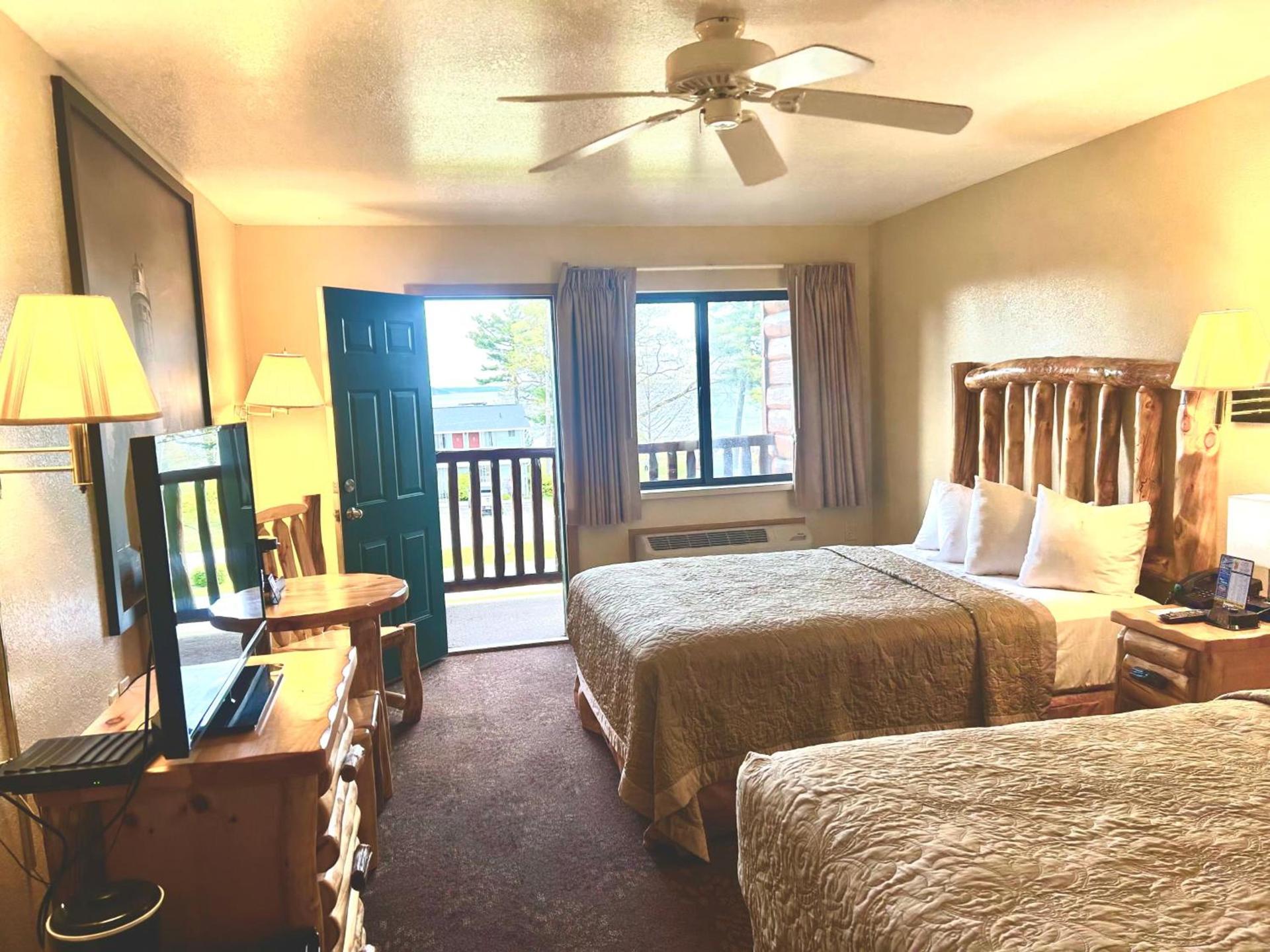 Super 8 by Wyndham Bridgeview of Mackinaw City photo 58