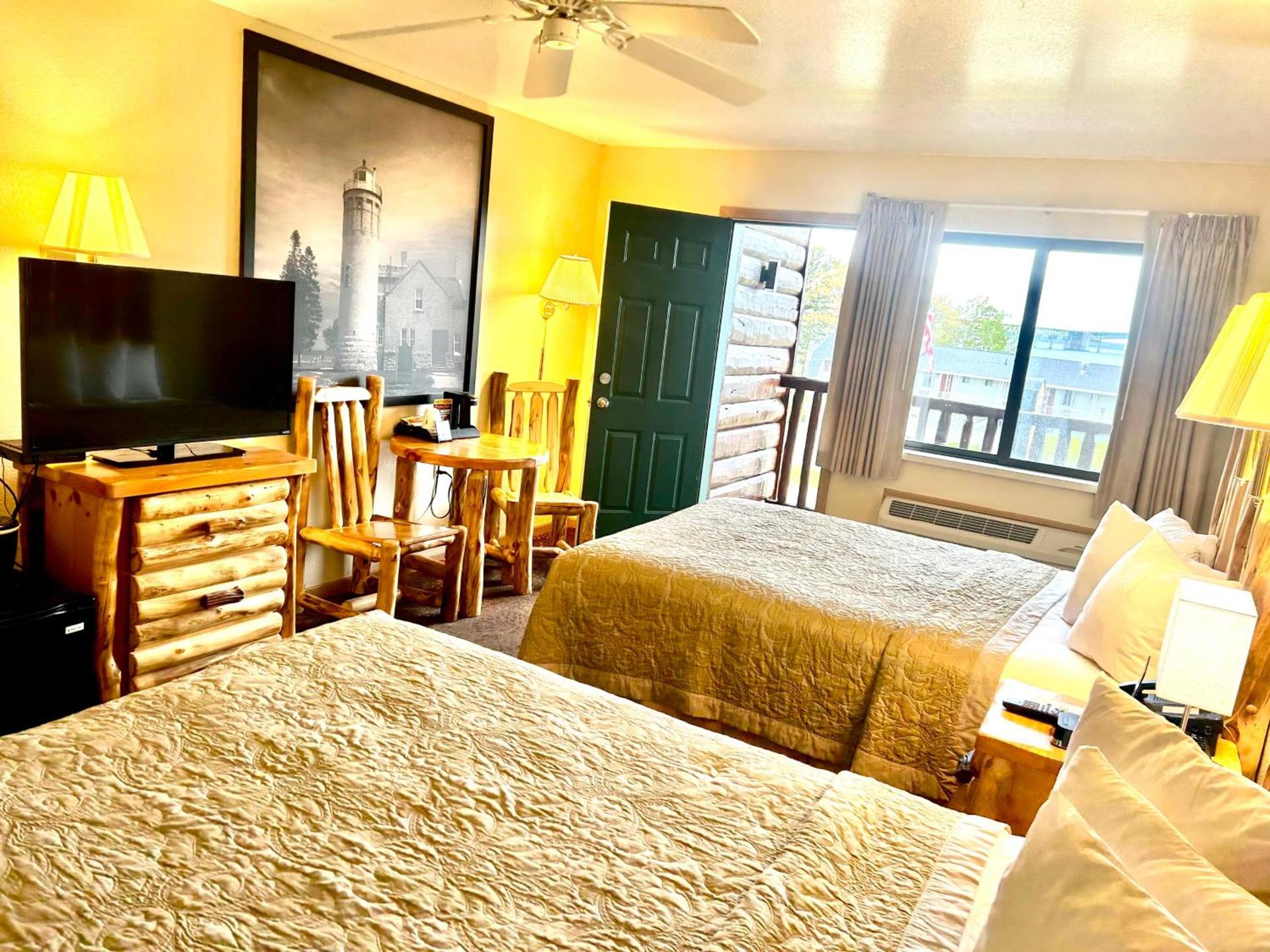 Super 8 by Wyndham Bridgeview of Mackinaw City photo 59