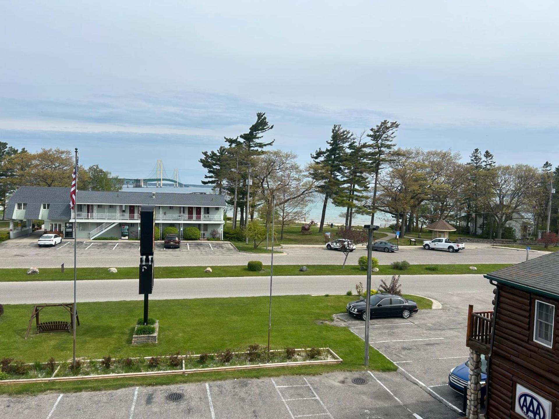 Super 8 by Wyndham Bridgeview of Mackinaw City photo 61