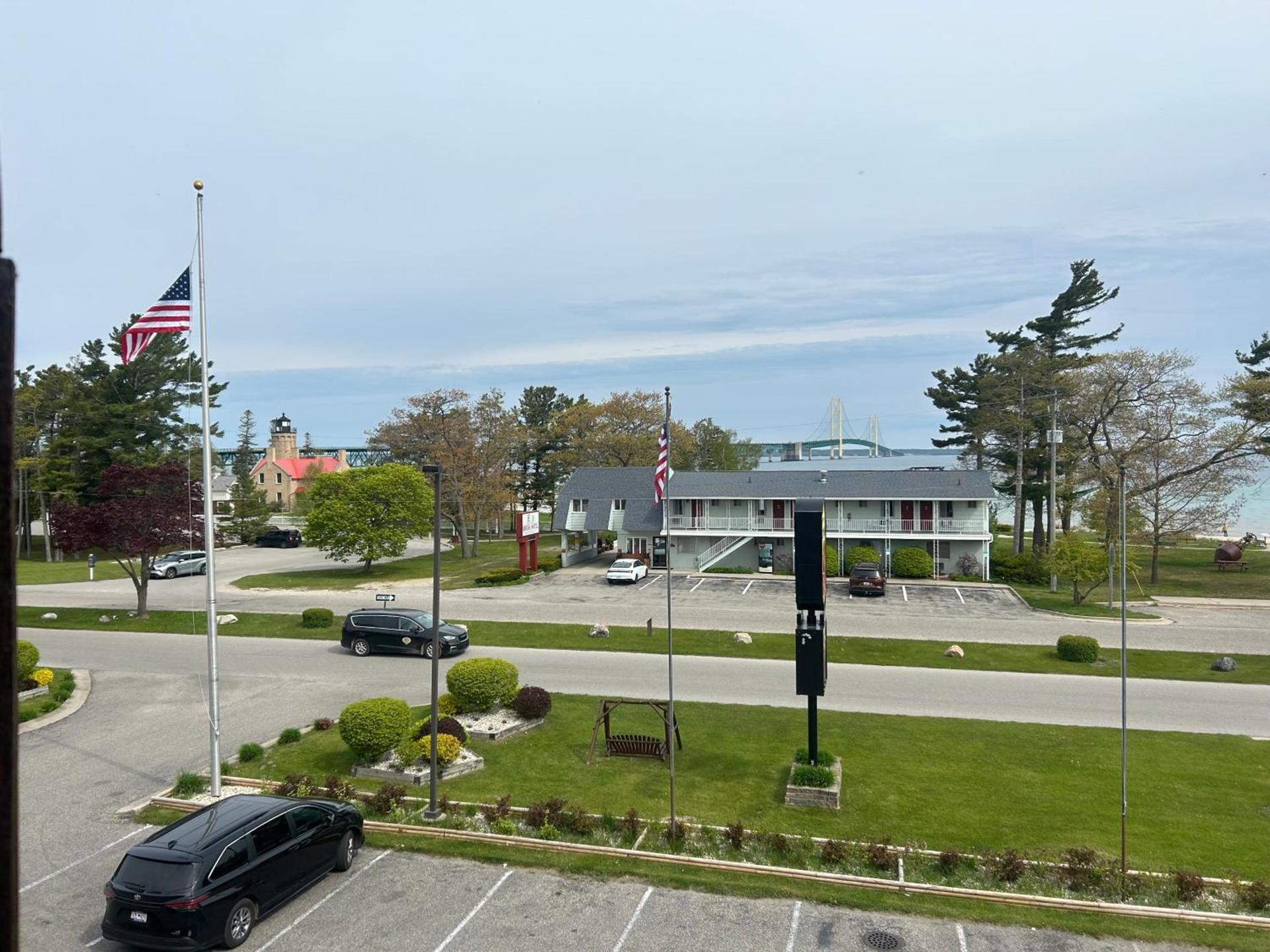 Super 8 by Wyndham Bridgeview of Mackinaw City photo 62