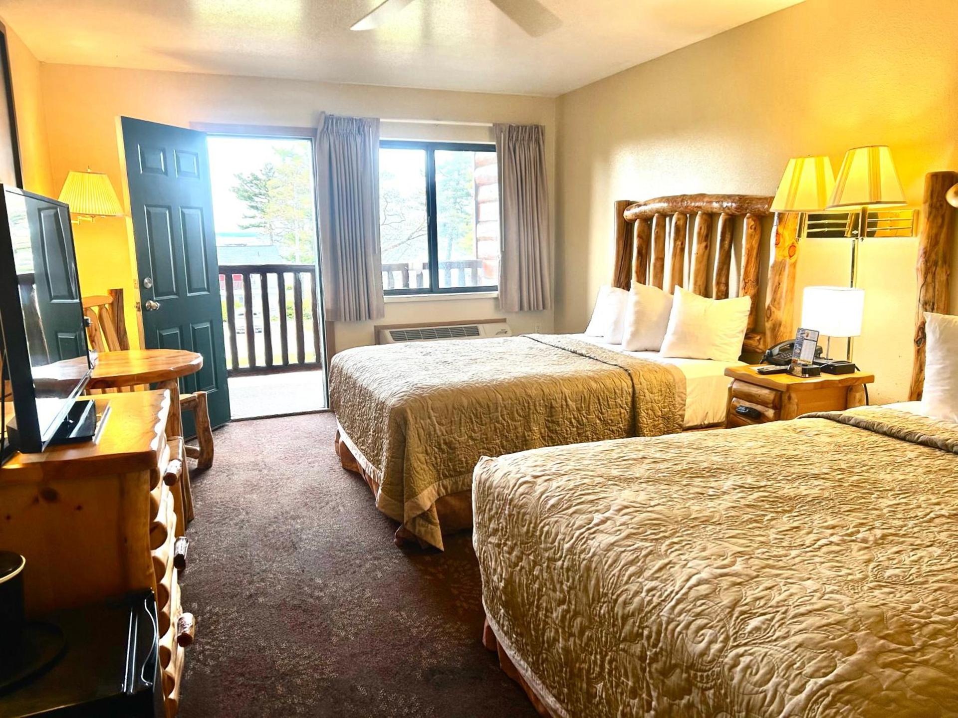 Super 8 by Wyndham Bridgeview of Mackinaw City photo 63