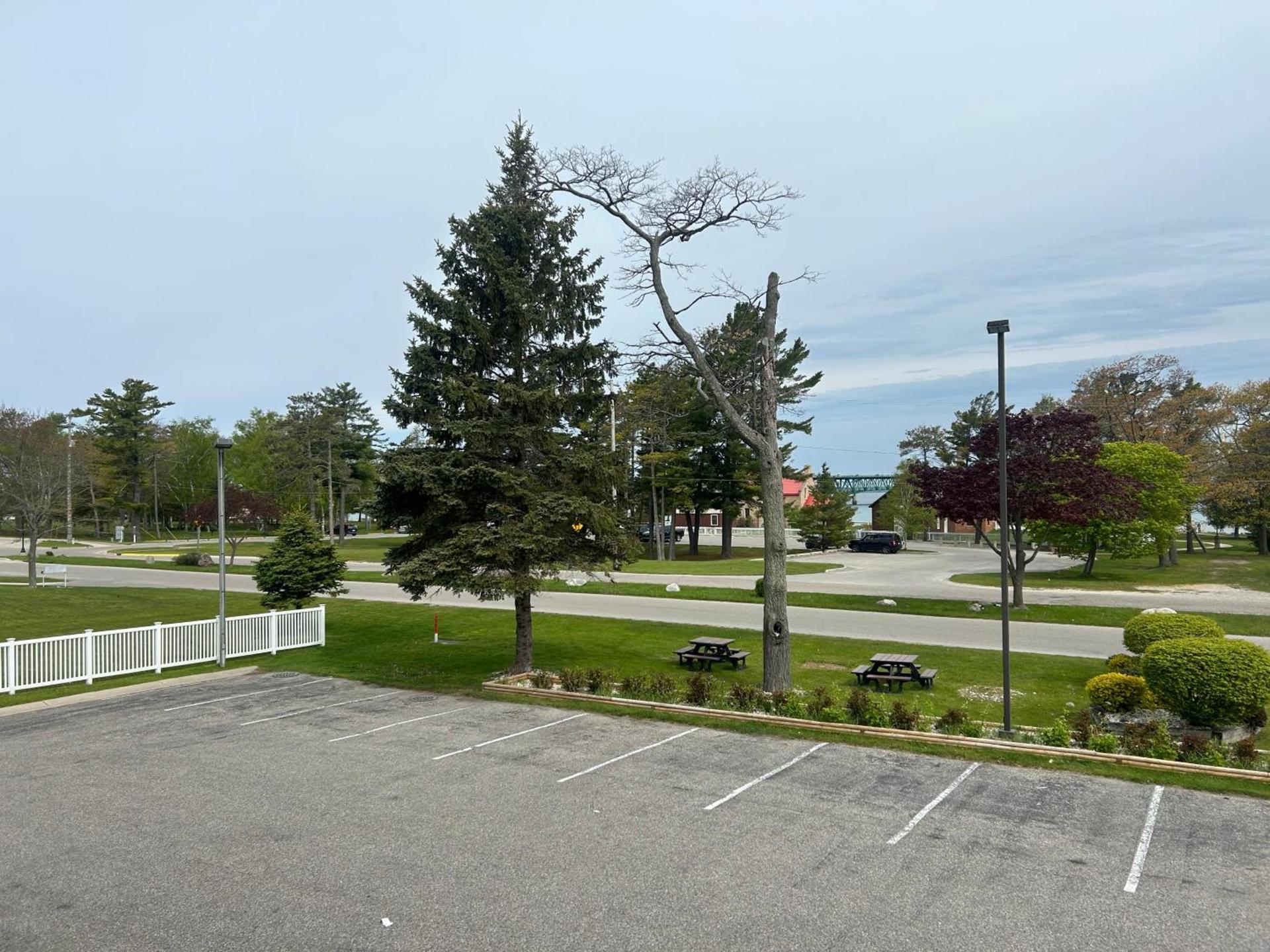 Super 8 by Wyndham Bridgeview of Mackinaw City photo 66