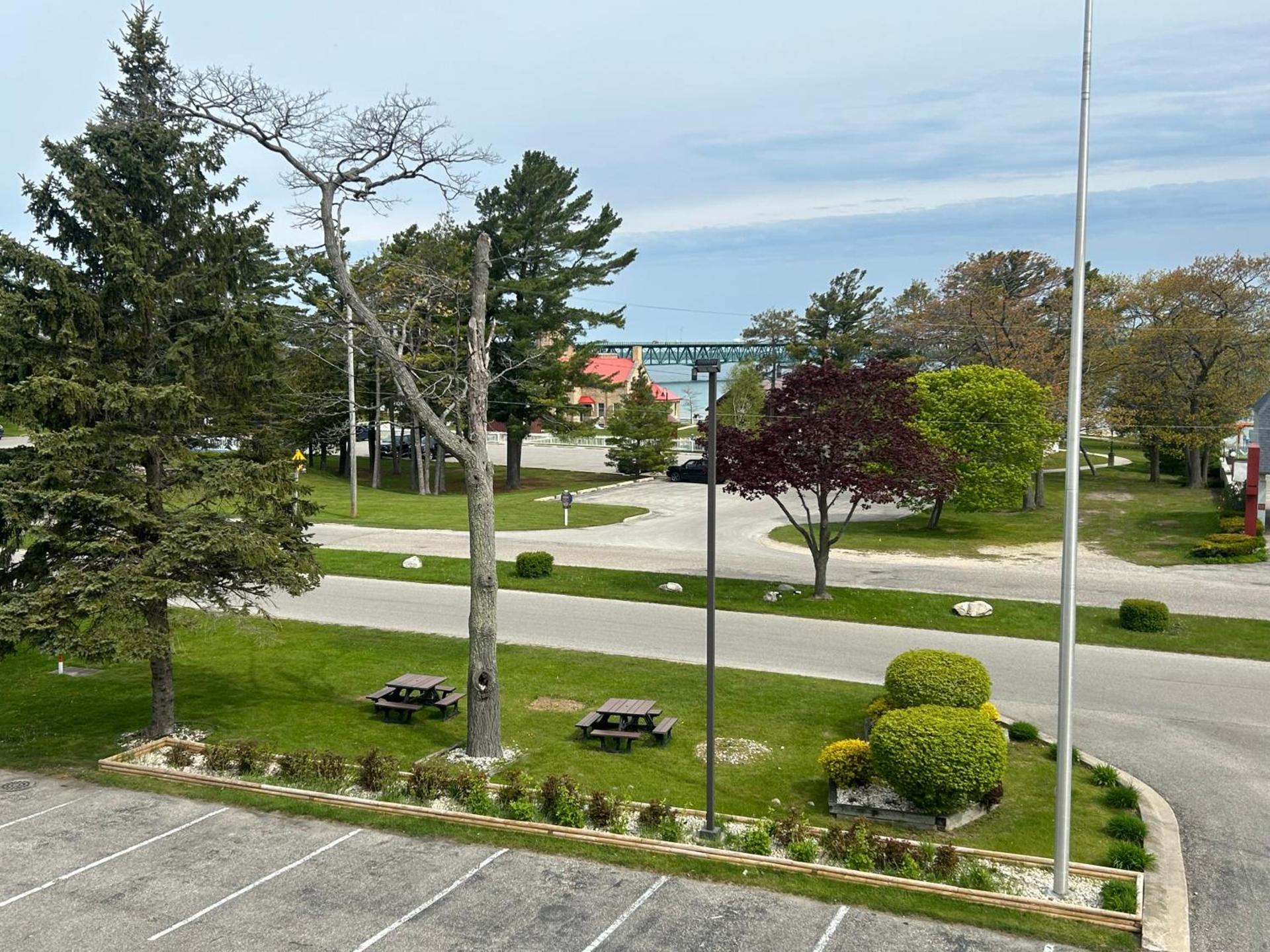Super 8 by Wyndham Bridgeview of Mackinaw City photo 67