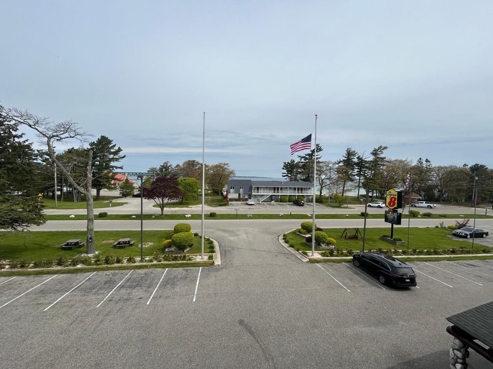 Super 8 by Wyndham Bridgeview of Mackinaw City photo 68