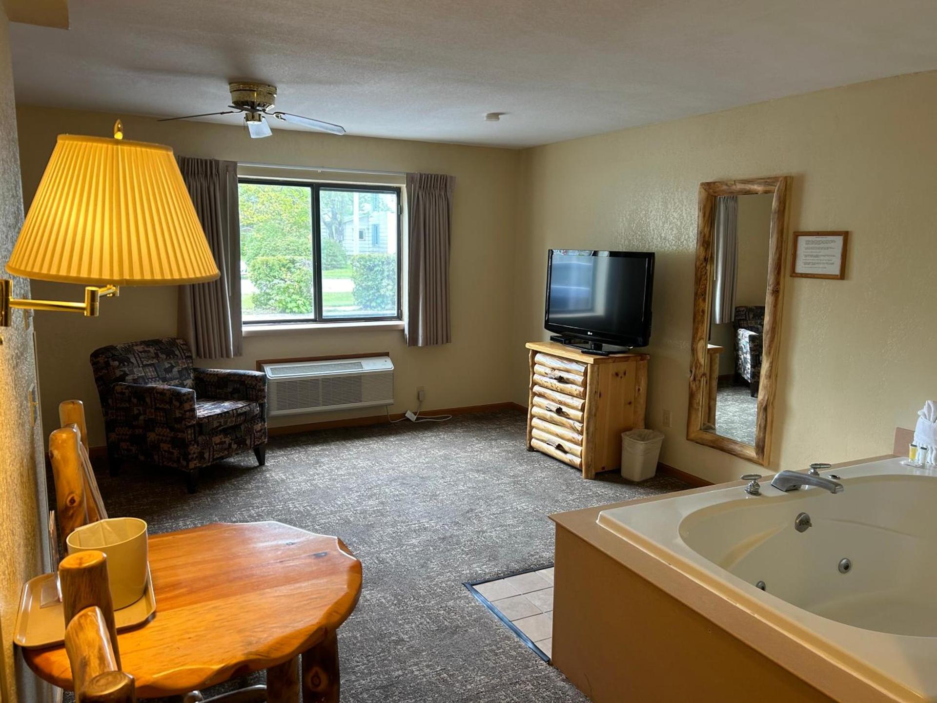 Super 8 by Wyndham Bridgeview of Mackinaw City photo 3