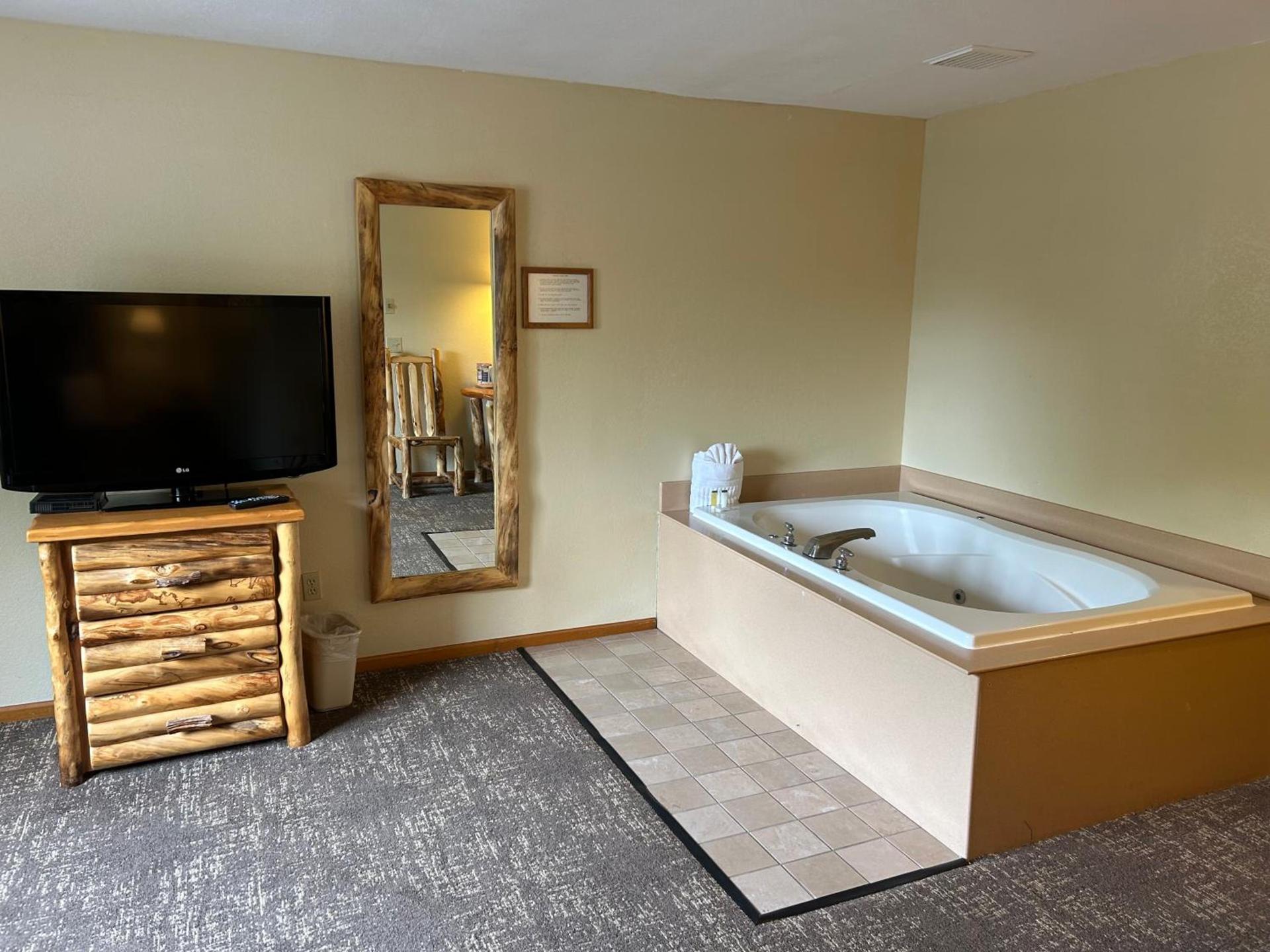 Super 8 by Wyndham Bridgeview of Mackinaw City photo 73