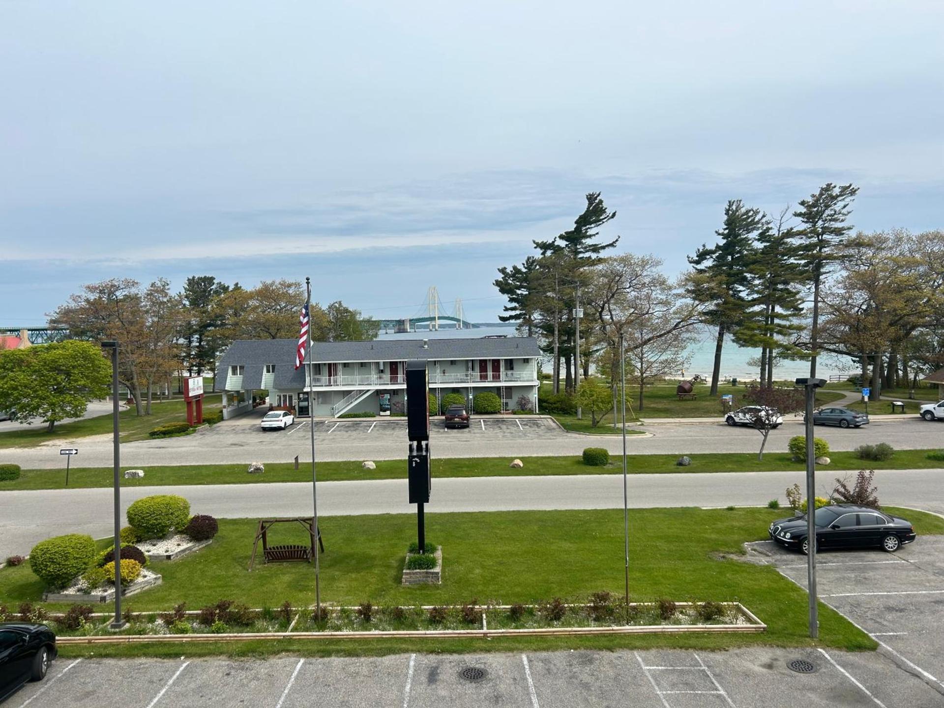 Super 8 by Wyndham Bridgeview of Mackinaw City photo 75