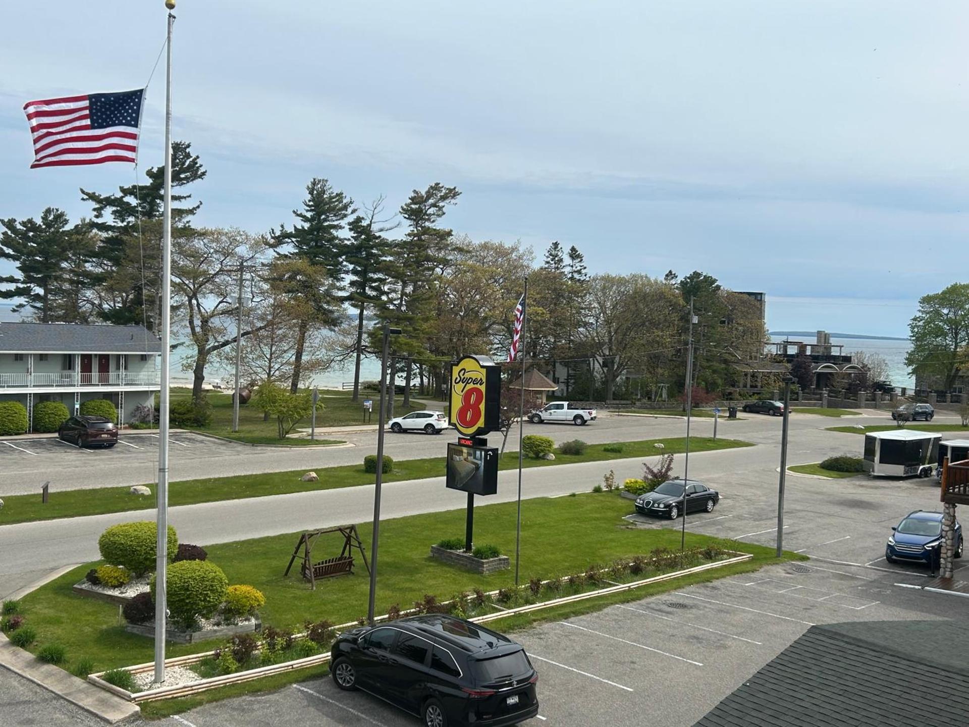 Super 8 by Wyndham Bridgeview of Mackinaw City photo 76