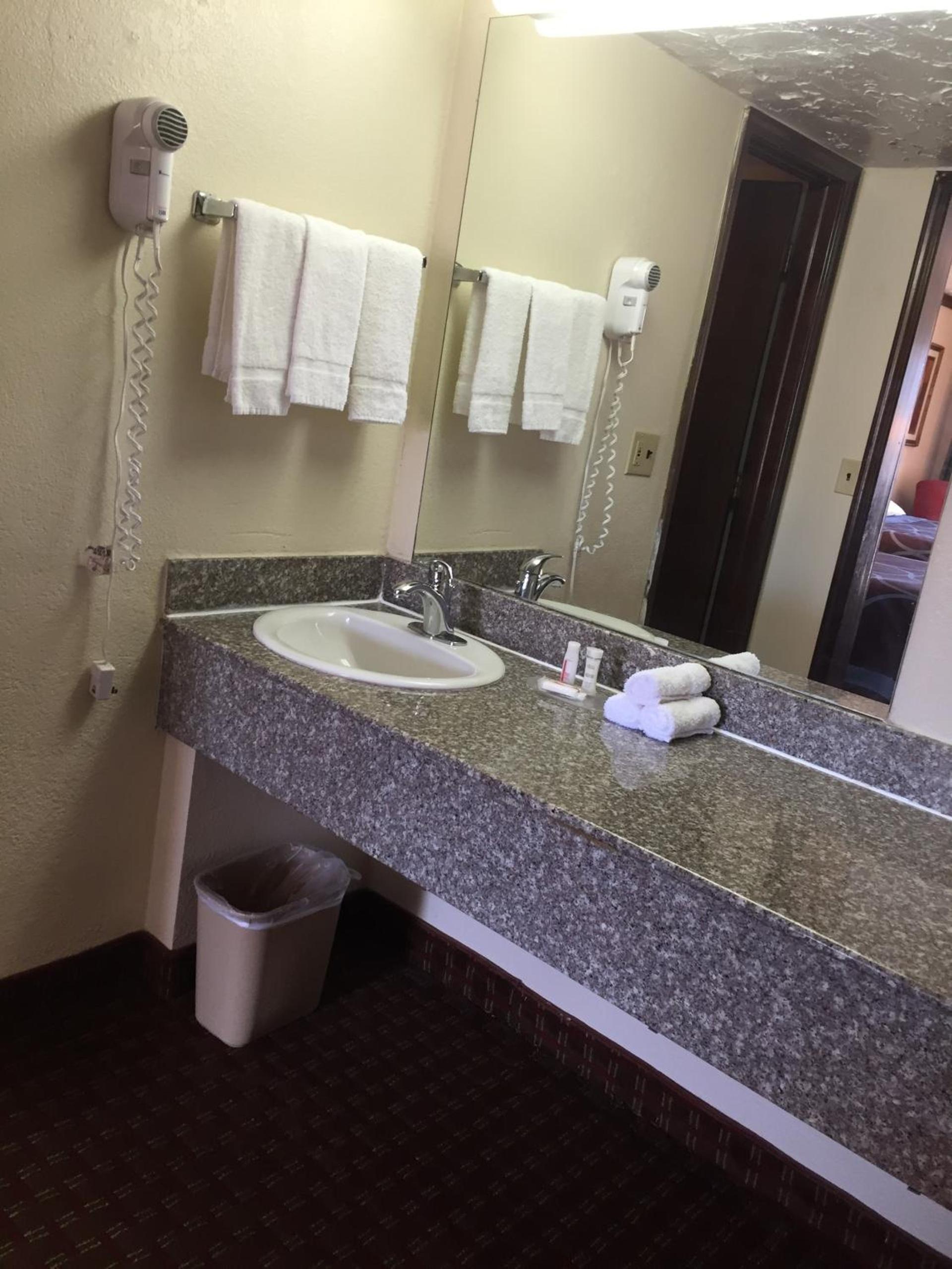 Super 8 by Wyndham Enid photo 18