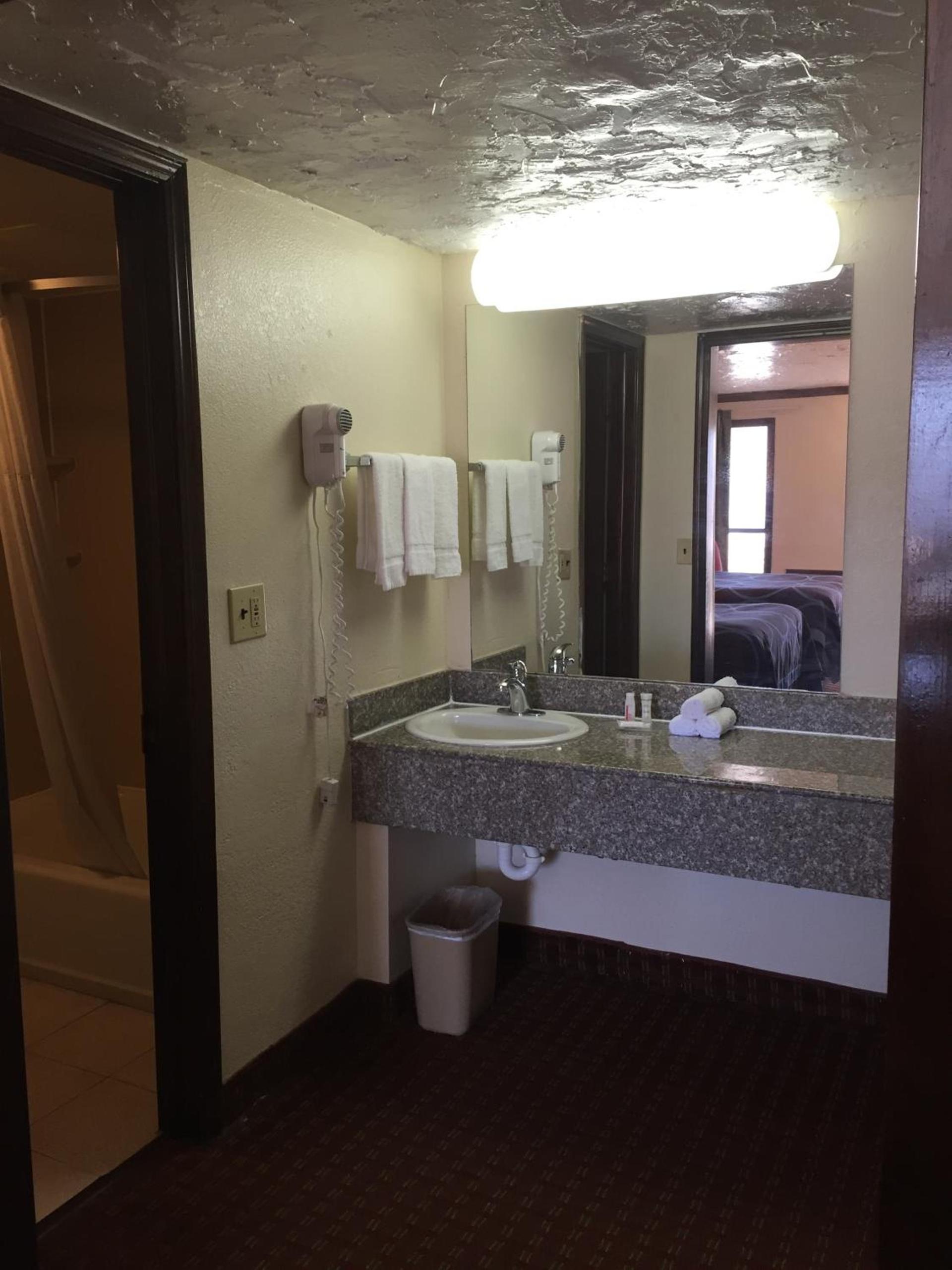 Super 8 by Wyndham Enid photo 20