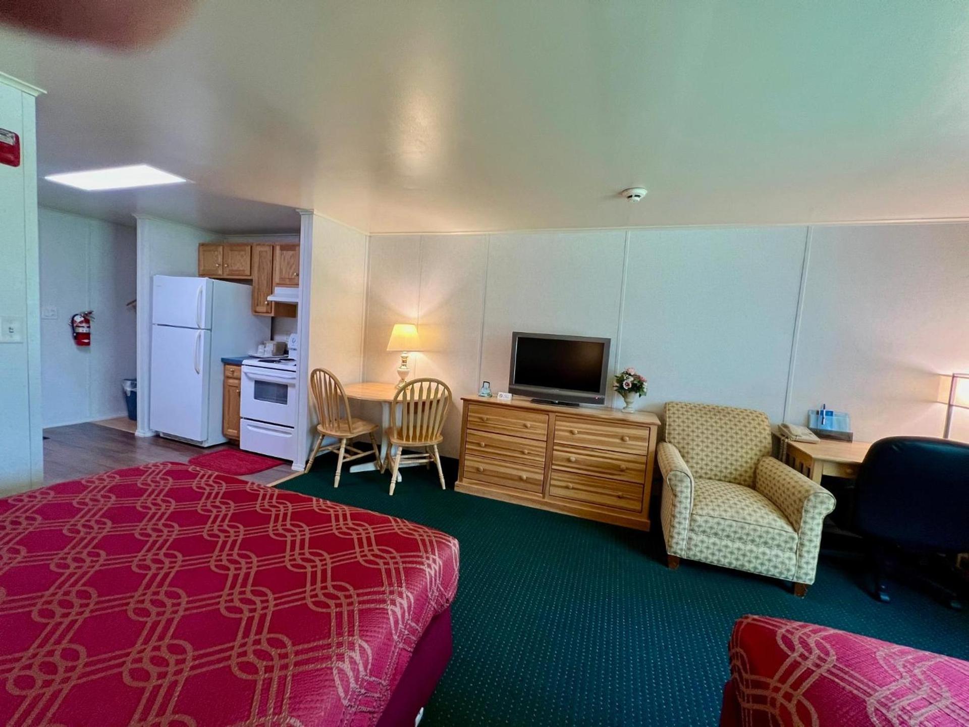 Rodeway Inn & Suites Brunswick near Hwy 1 photo 16