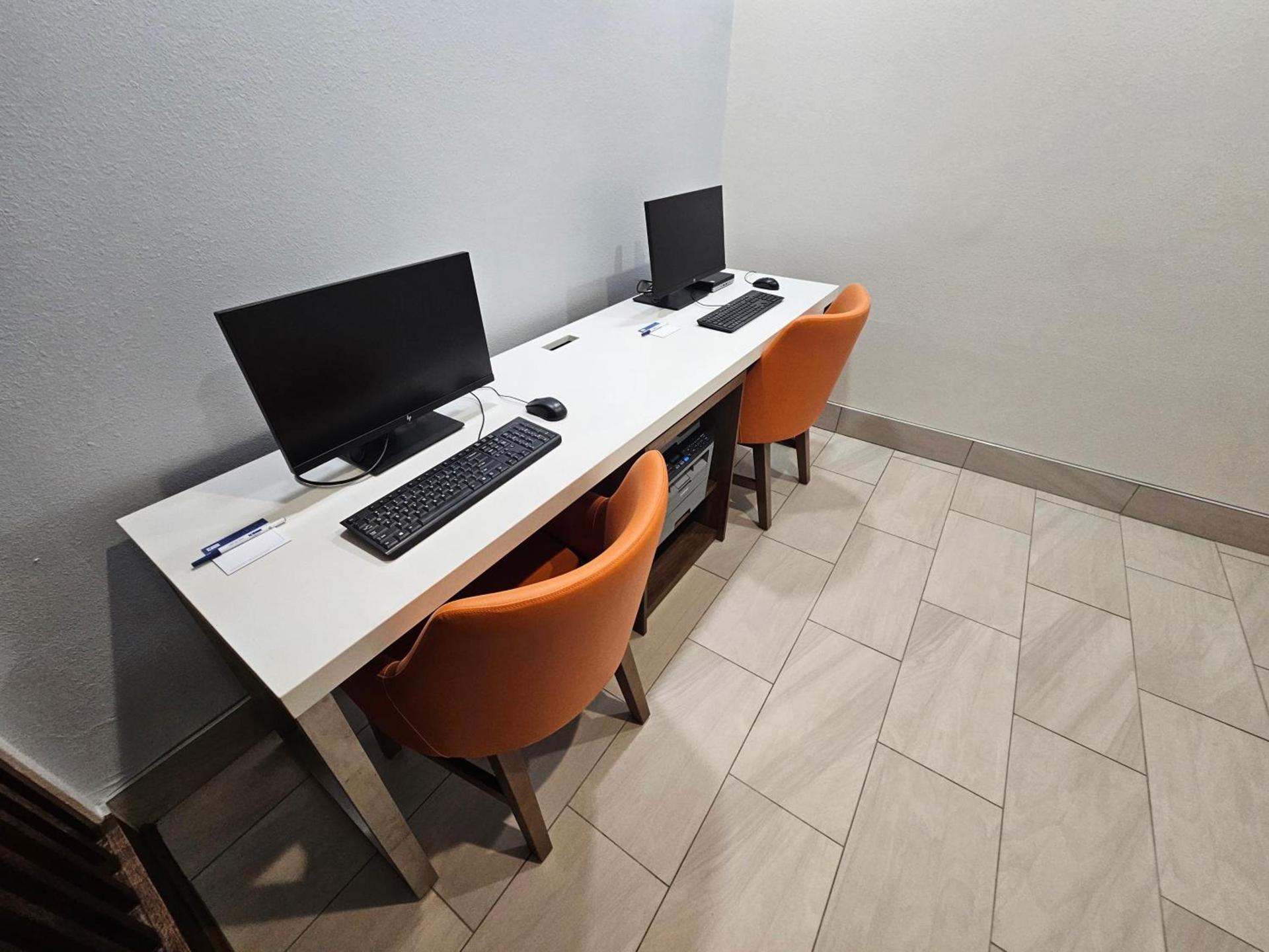 Holiday Inn Express Hotel & Suites Cincinnati-Blue Ash by IHG photo 43
