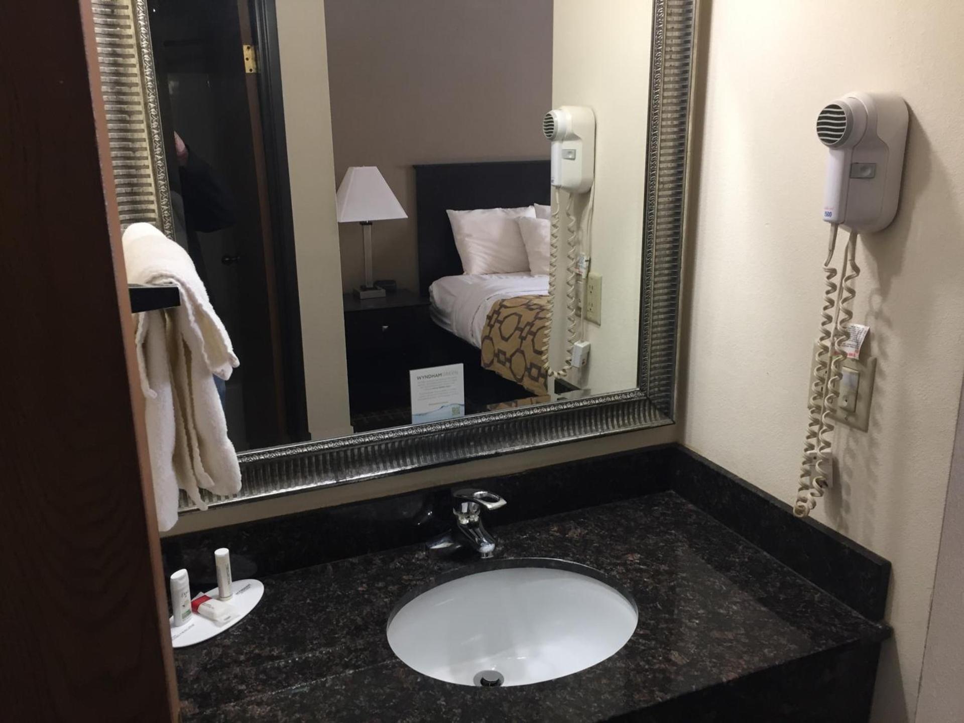 Baymont by Wyndham Harvard photo 9