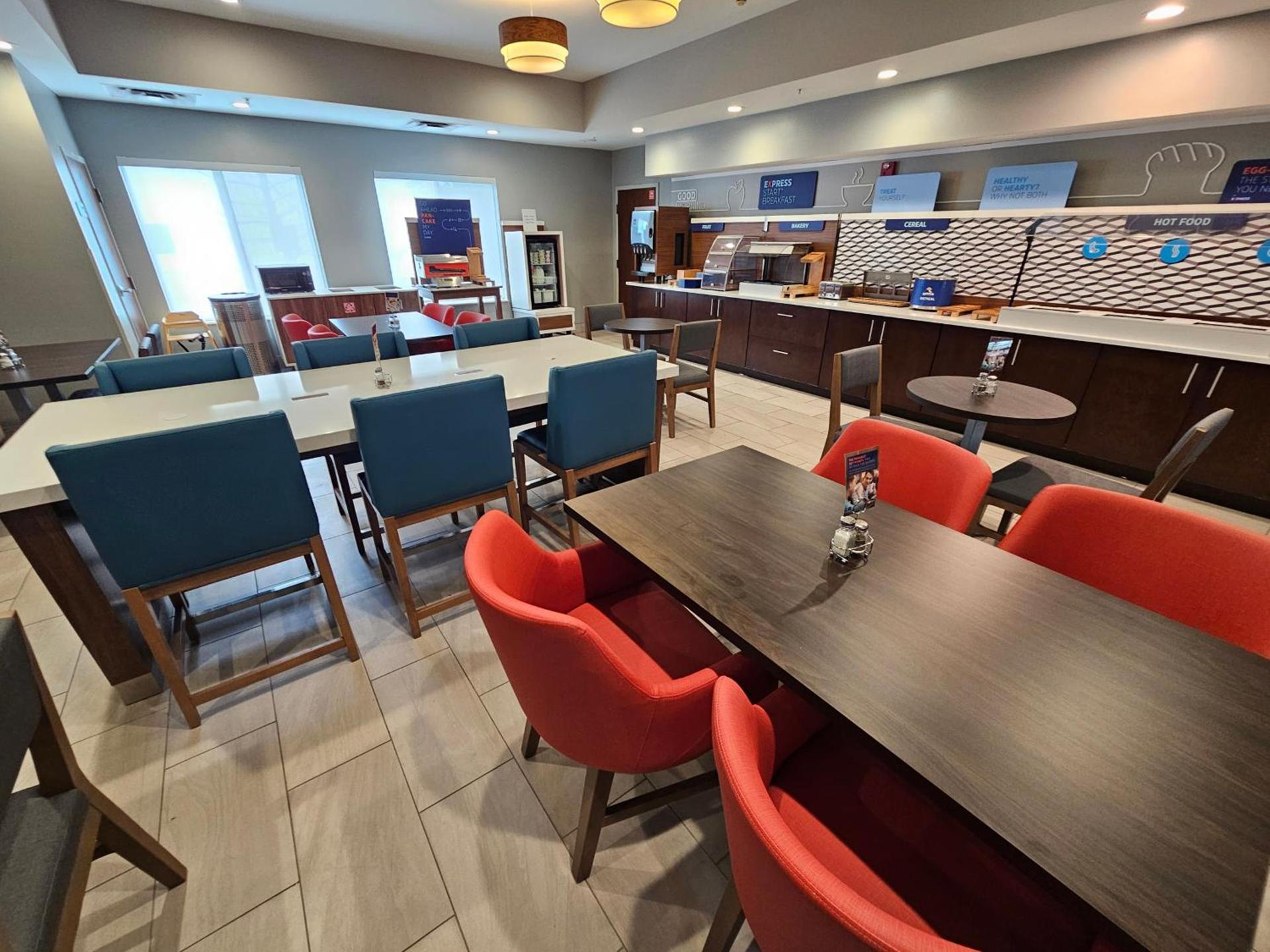 Holiday Inn Express Hotel & Suites Cincinnati-Blue Ash by IHG photo 3