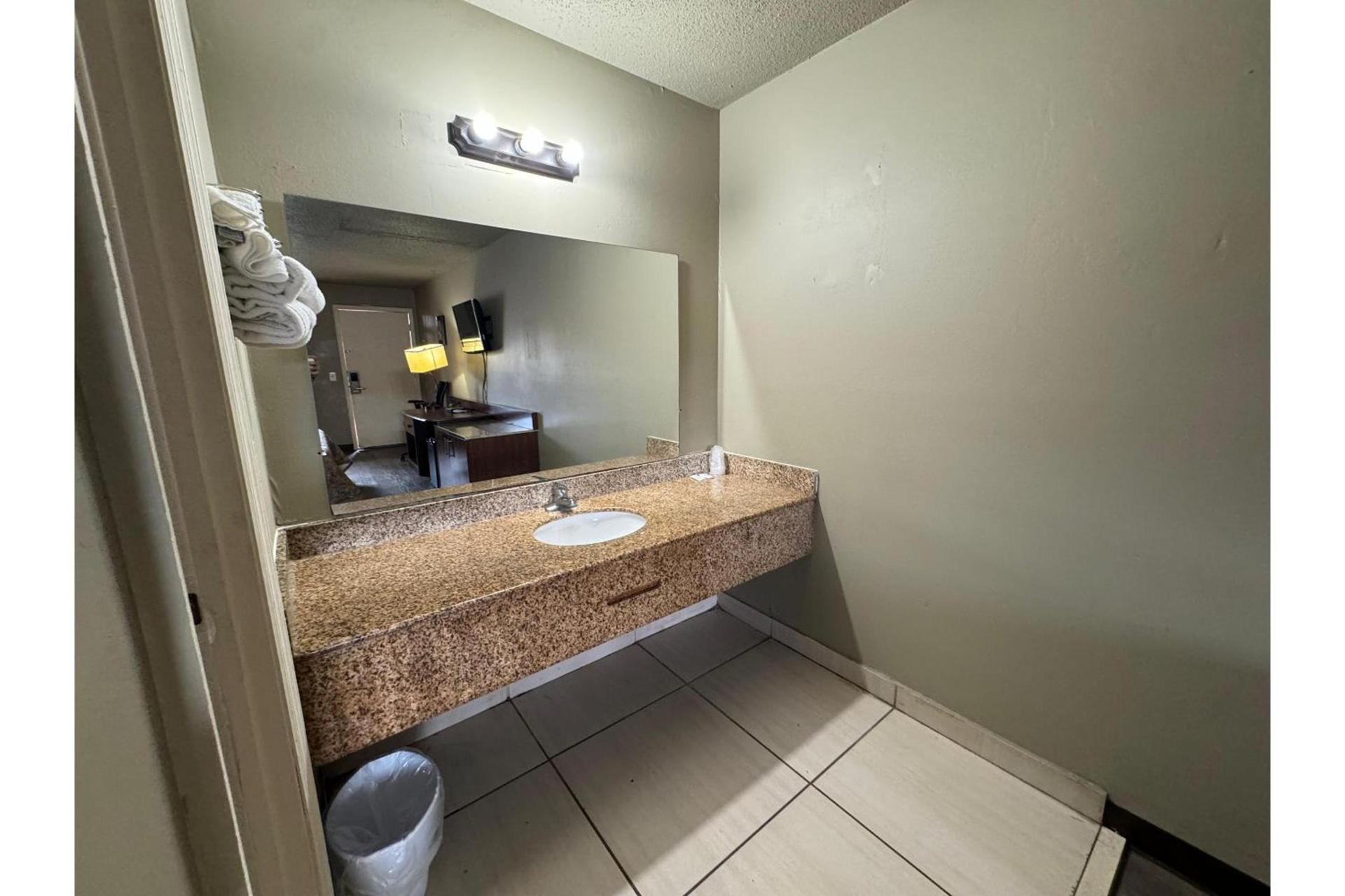 Southern Inn By OYO Walterboro I-95 photo 15