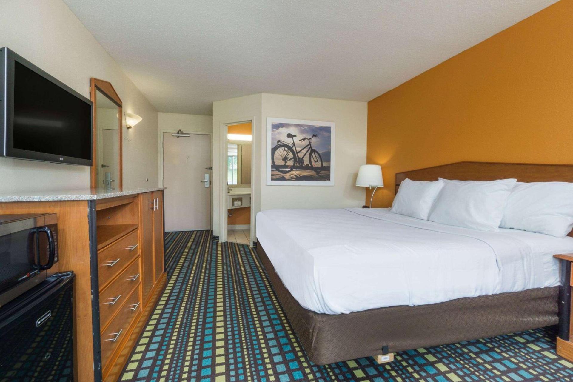 Days Inn by Wyndham Florence Cincinnati Area photo 11