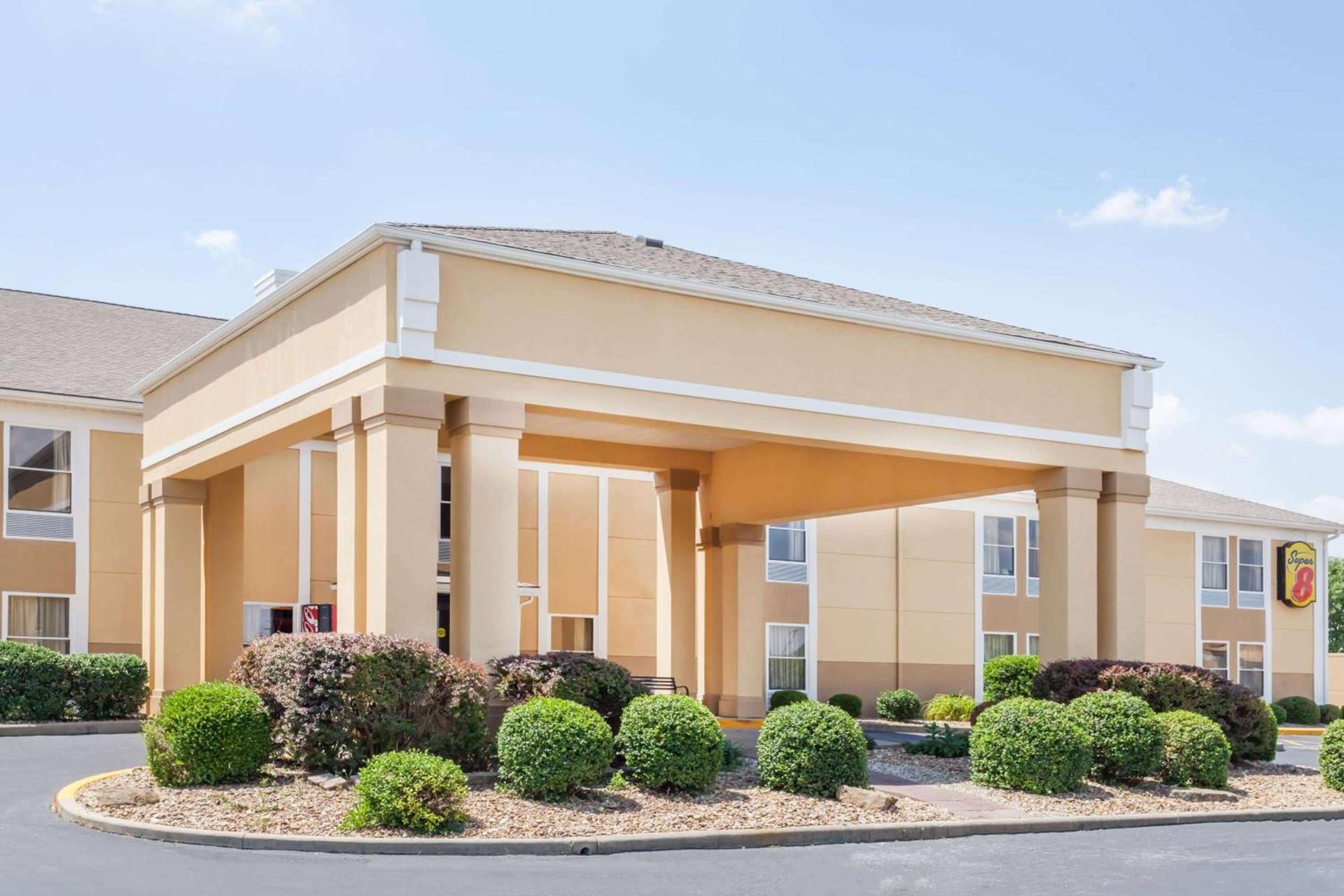 Super 8 by Wyndham Evansville North photo 1