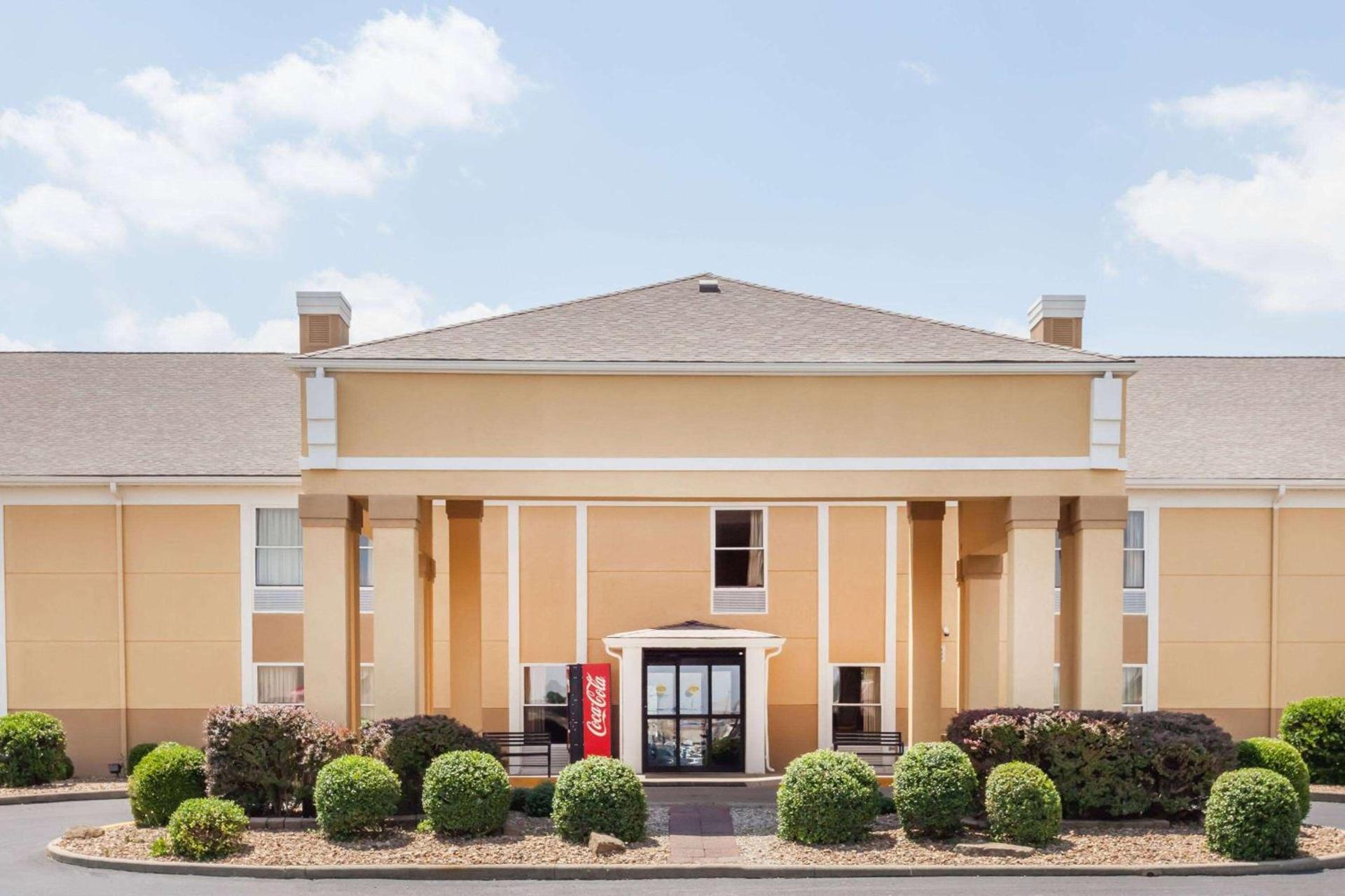 Super 8 by Wyndham Evansville North photo 2