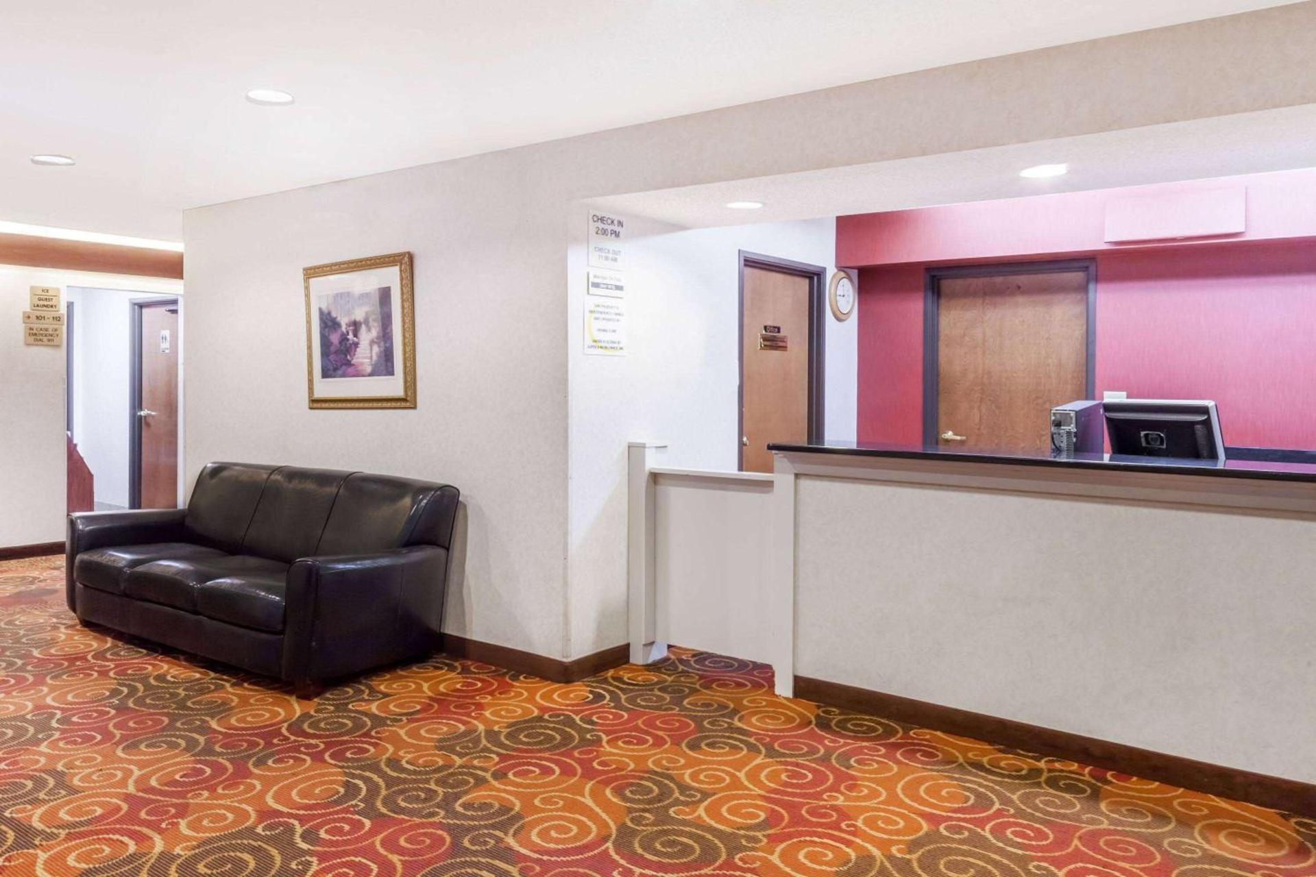 Super 8 by Wyndham Evansville North photo 3