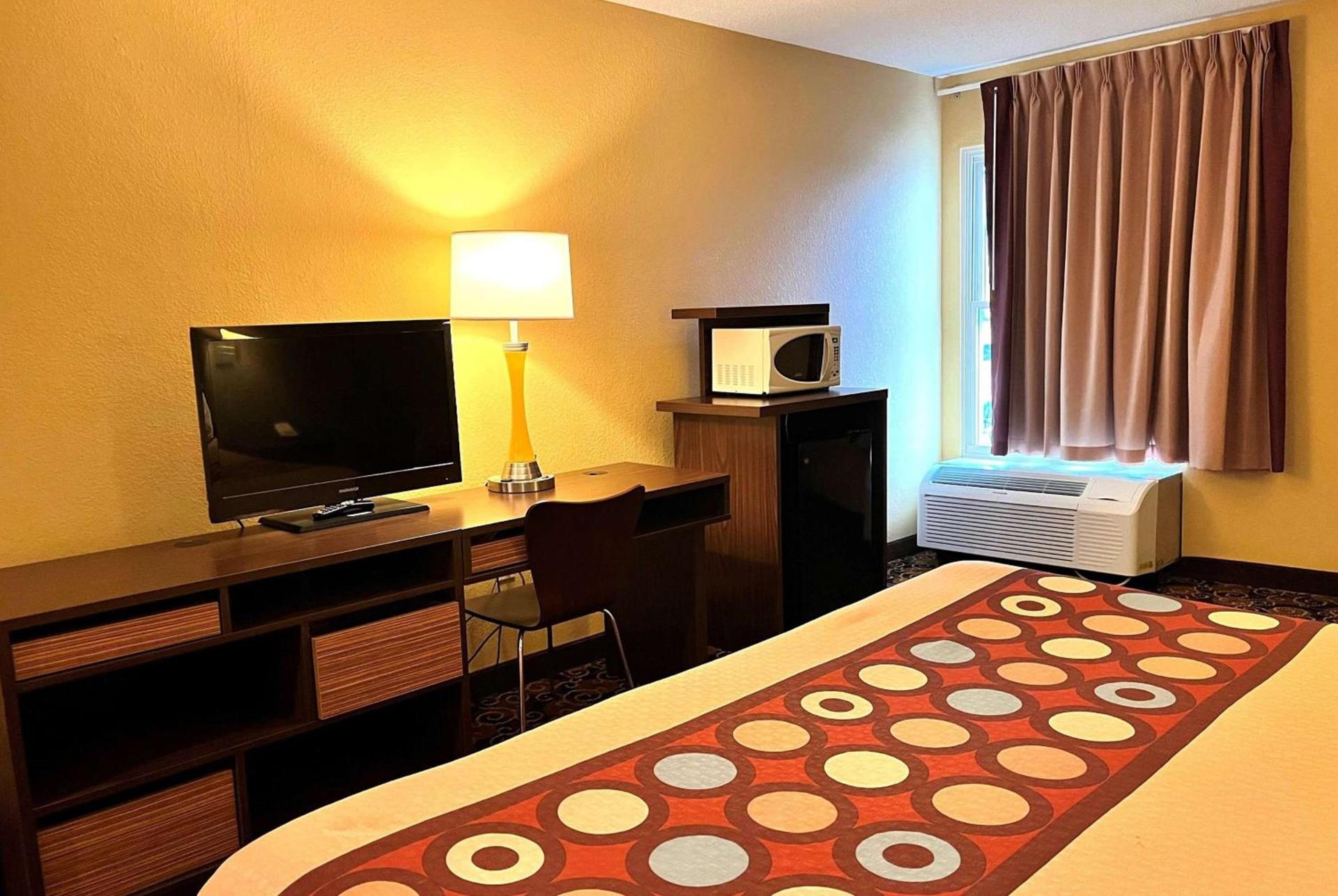 Super 8 by Wyndham Evansville North photo 18