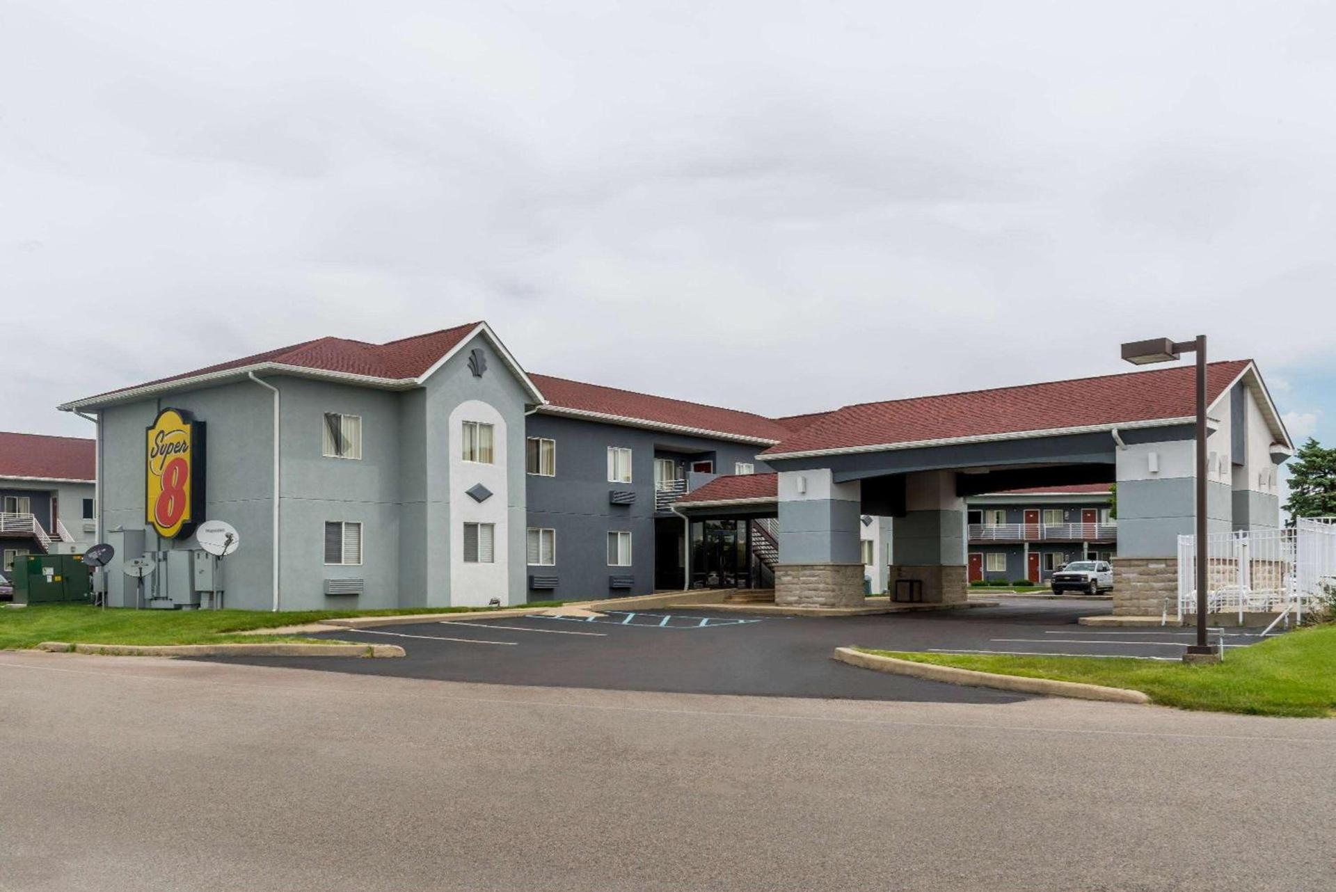 Super 8 by Wyndham Indianapolis/NE/Castleton Area photo 1