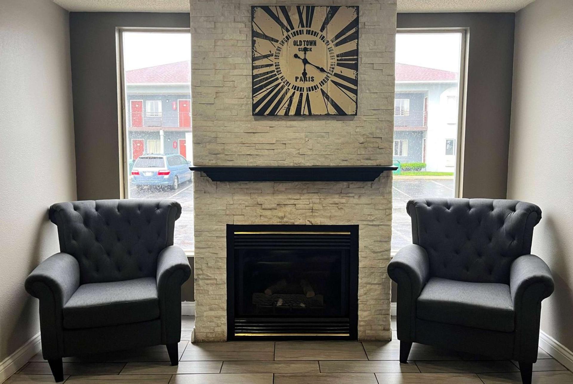 Super 8 by Wyndham Indianapolis/NE/Castleton Area photo 16