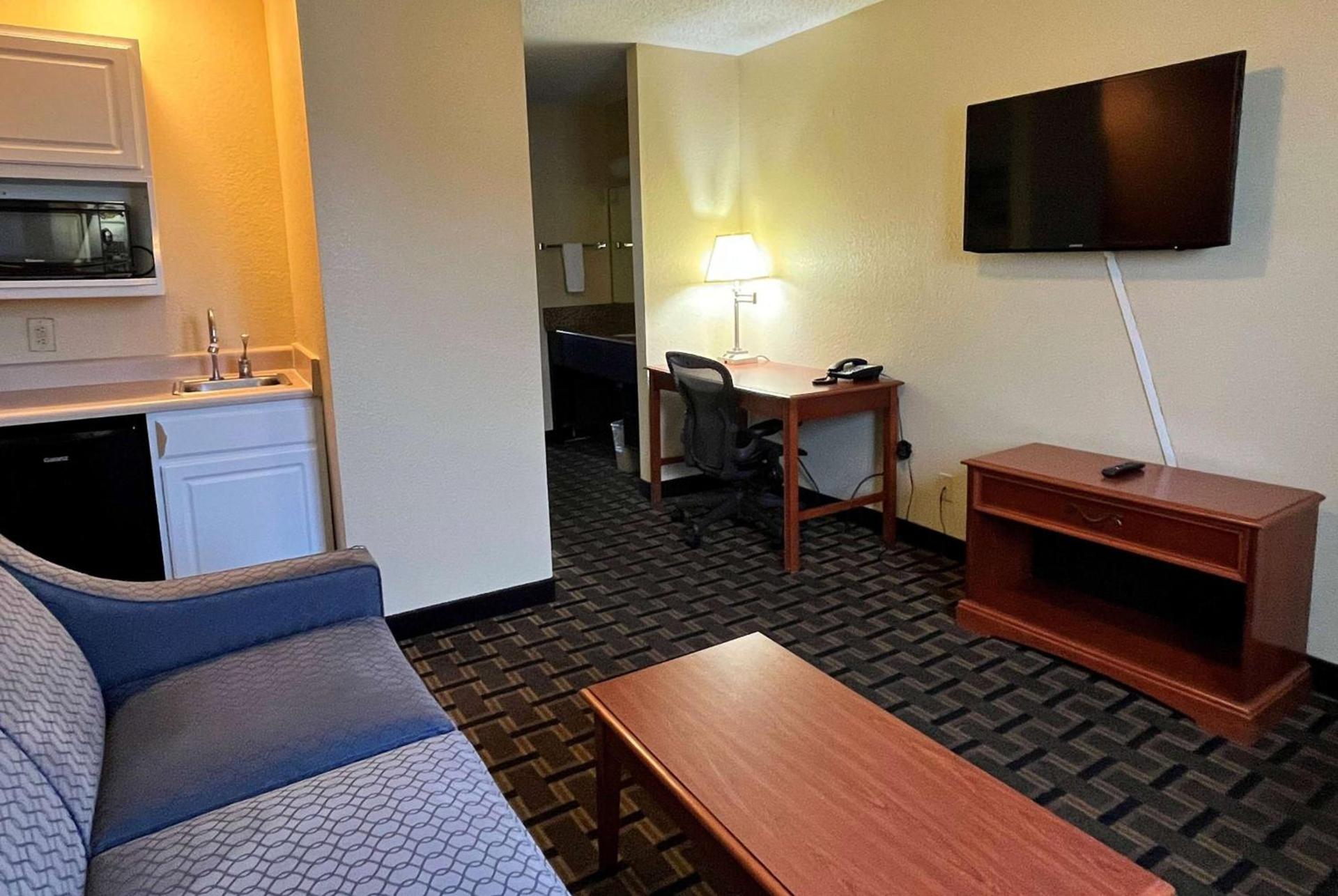 Super 8 by Wyndham Indianapolis/NE/Castleton Area photo 21