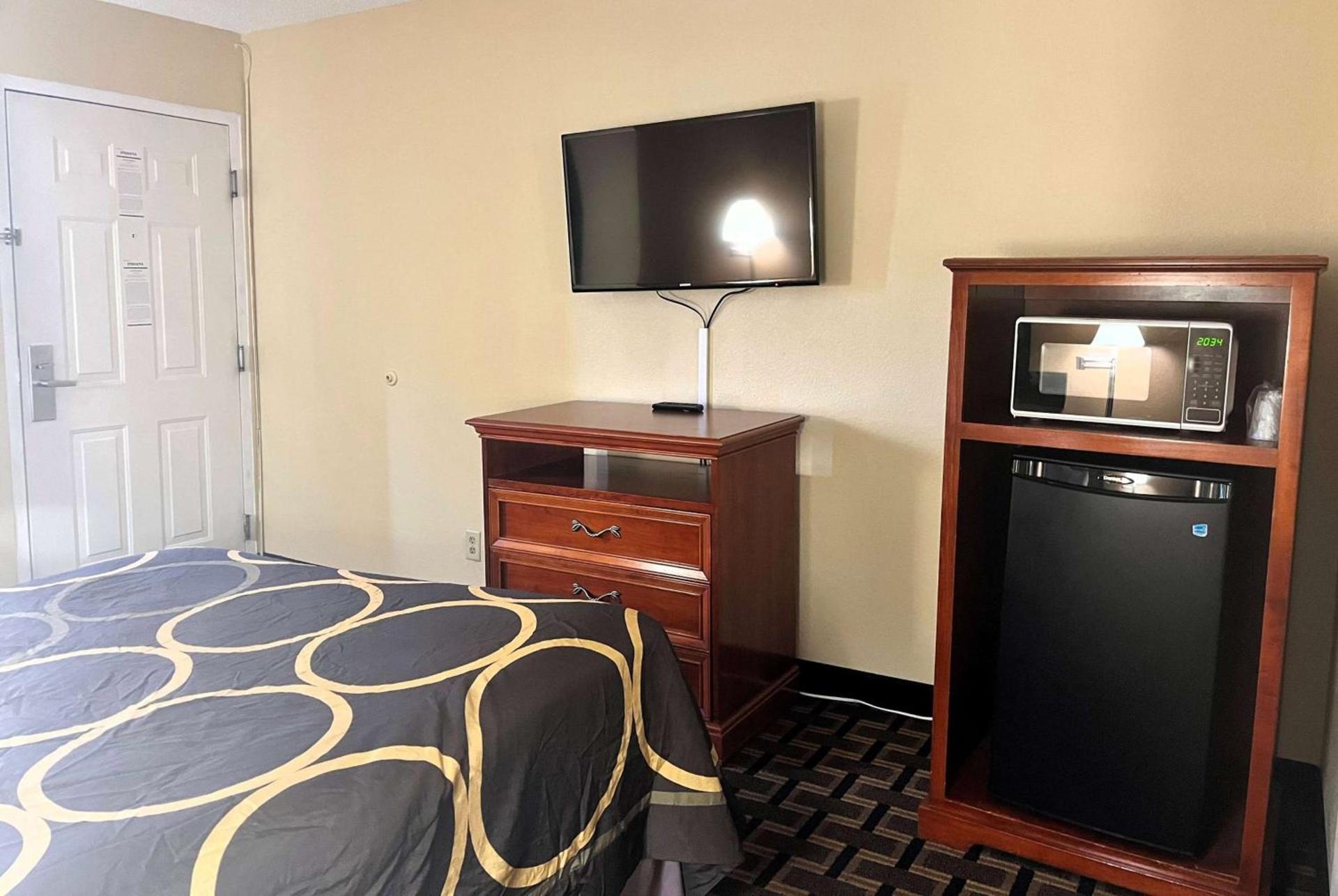 Super 8 by Wyndham Indianapolis/NE/Castleton Area photo 22