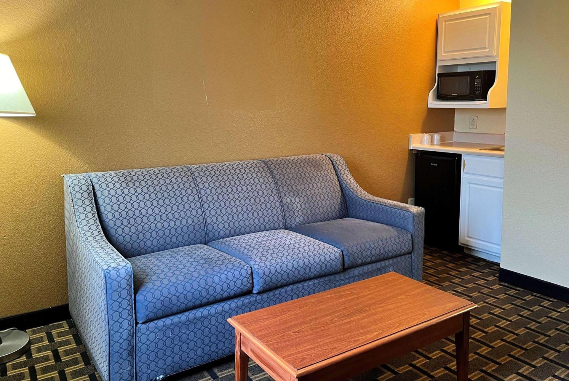 Super 8 by Wyndham Indianapolis/NE/Castleton Area photo 23