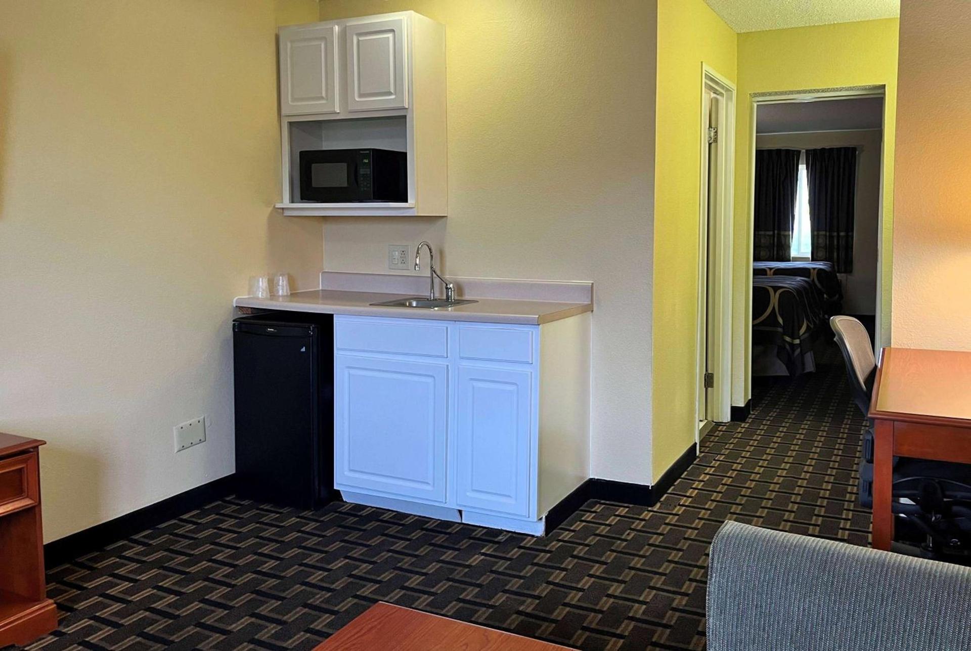Super 8 by Wyndham Indianapolis/NE/Castleton Area photo 26