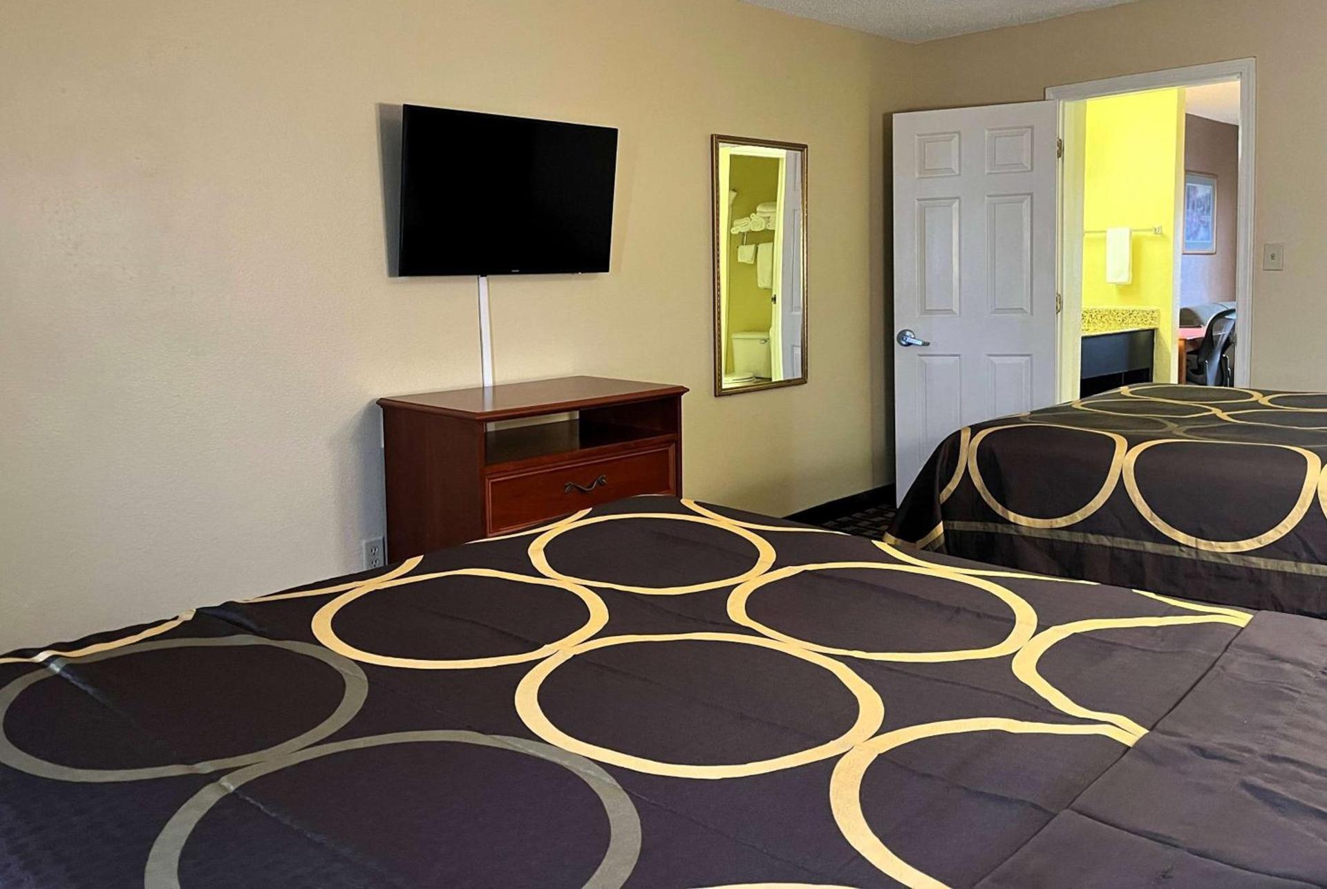 Super 8 by Wyndham Indianapolis/NE/Castleton Area photo 27