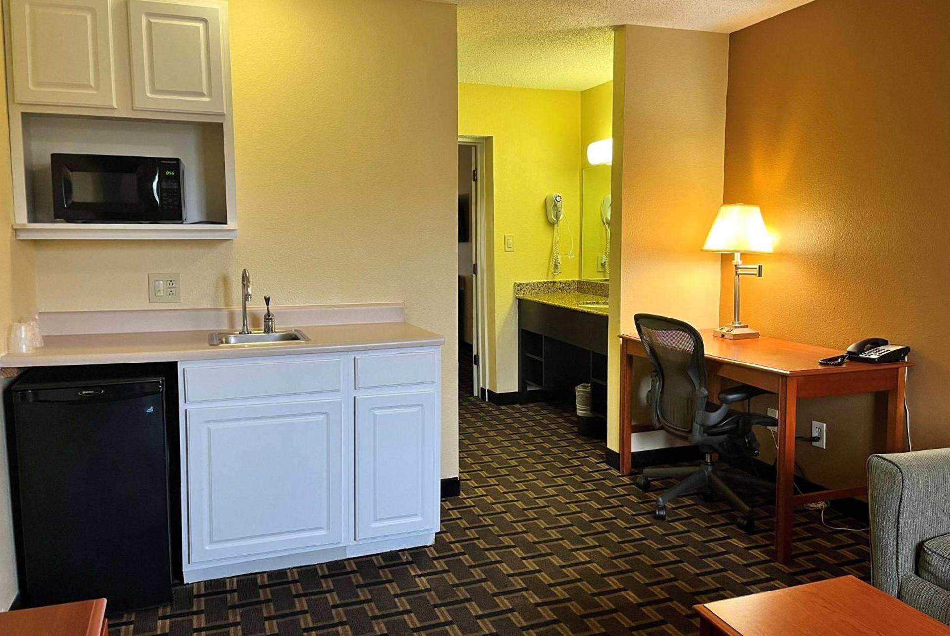 Super 8 by Wyndham Indianapolis/NE/Castleton Area photo 28