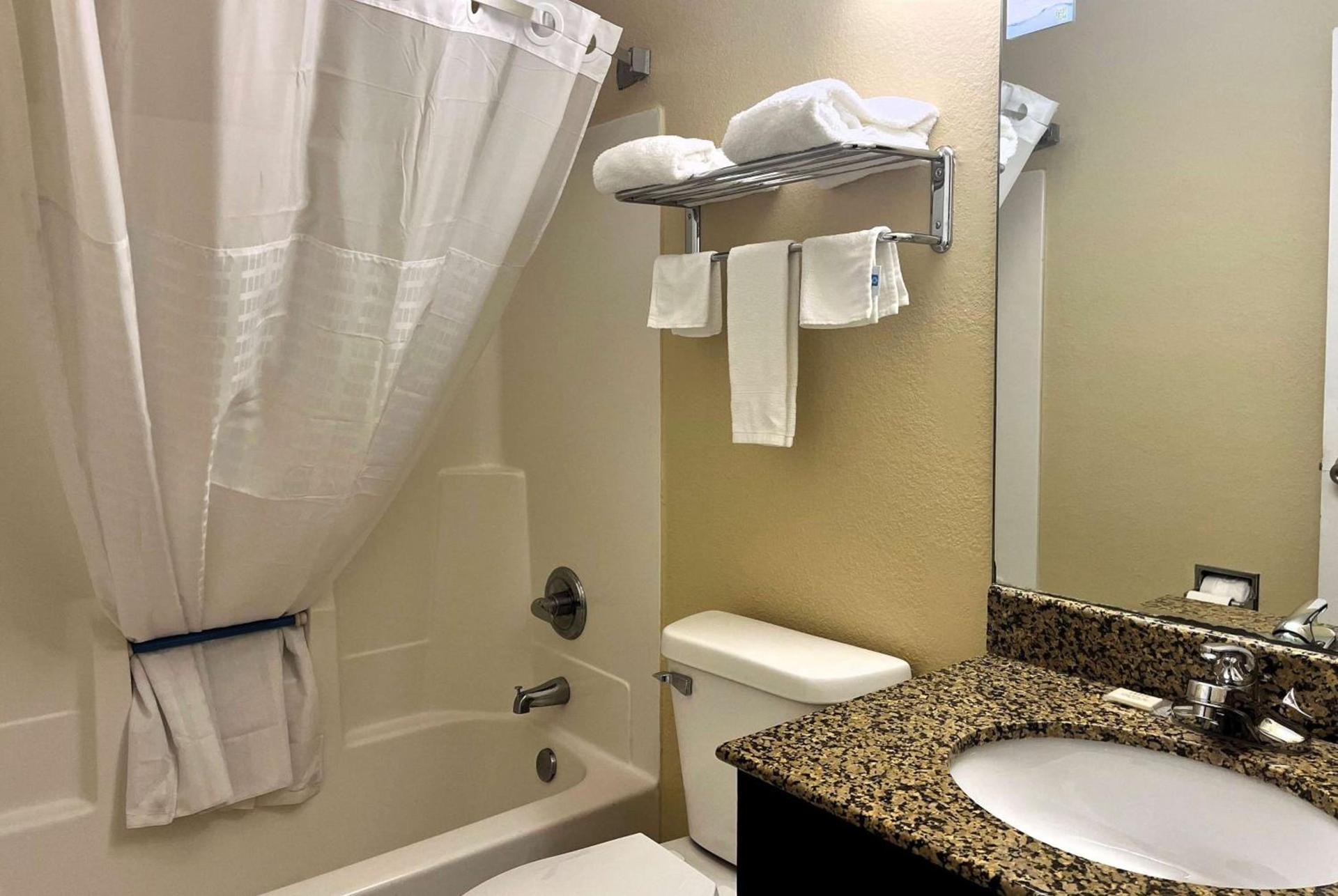 Super 8 by Wyndham Indianapolis/NE/Castleton Area photo 29