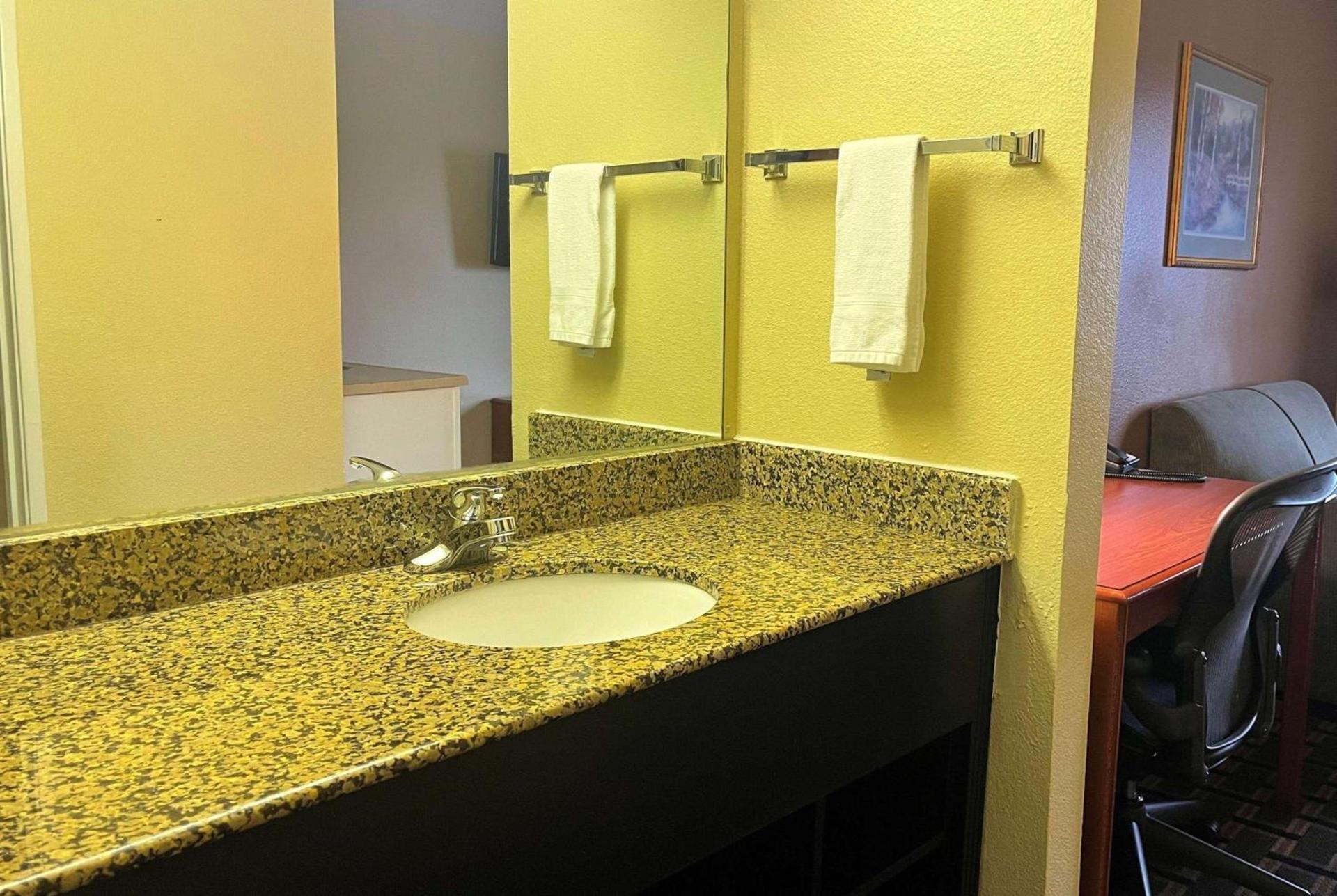 Super 8 by Wyndham Indianapolis/NE/Castleton Area photo 30