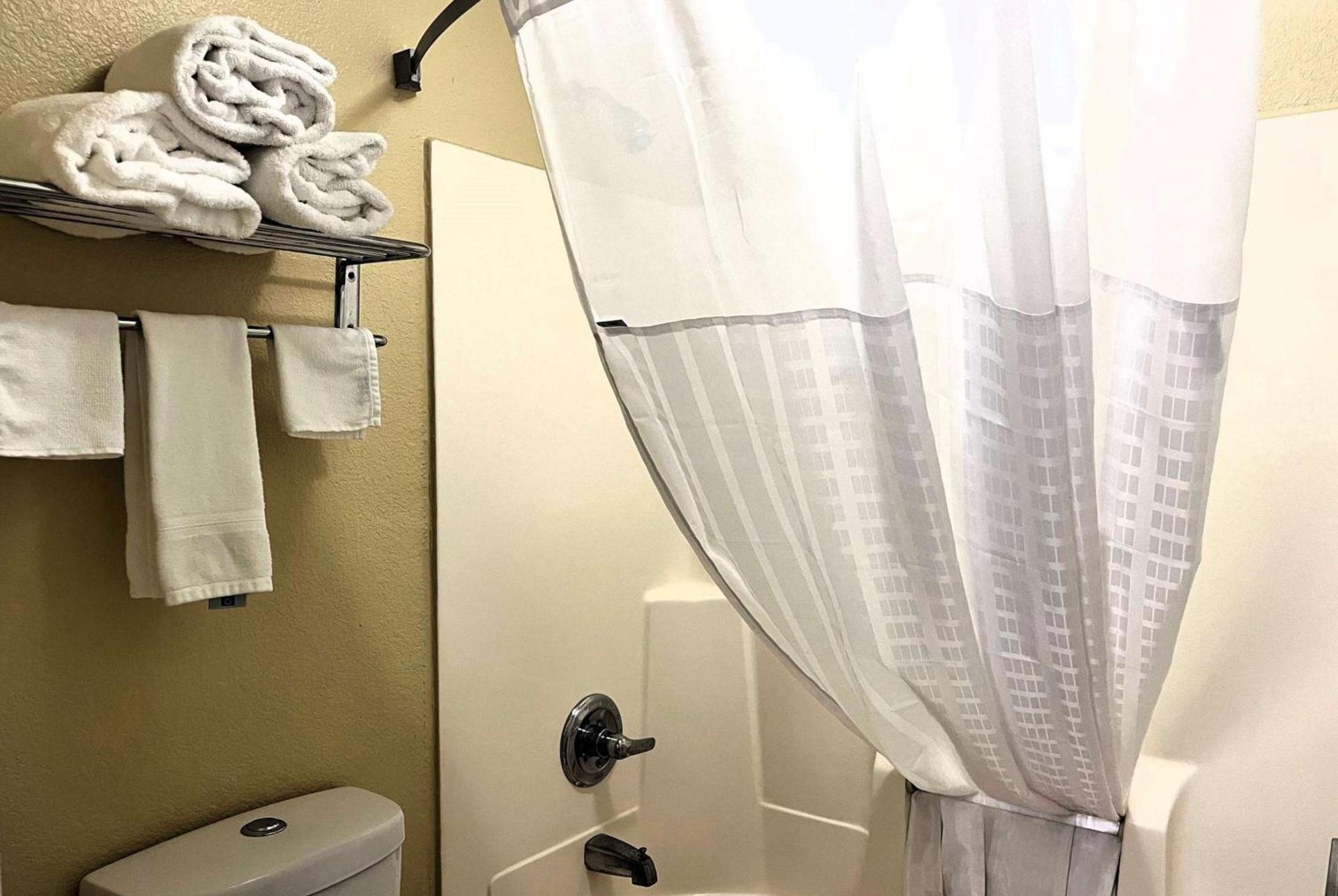 Super 8 by Wyndham Indianapolis/NE/Castleton Area photo 31