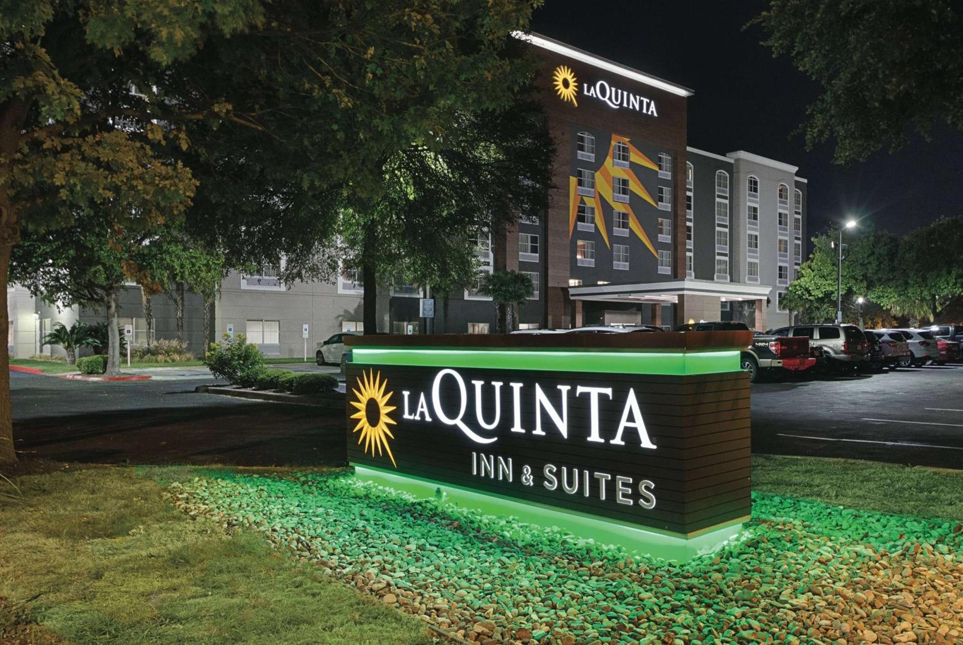 La Quinta Inn & Suites by Wyndham San Antonio Downtown photo 2