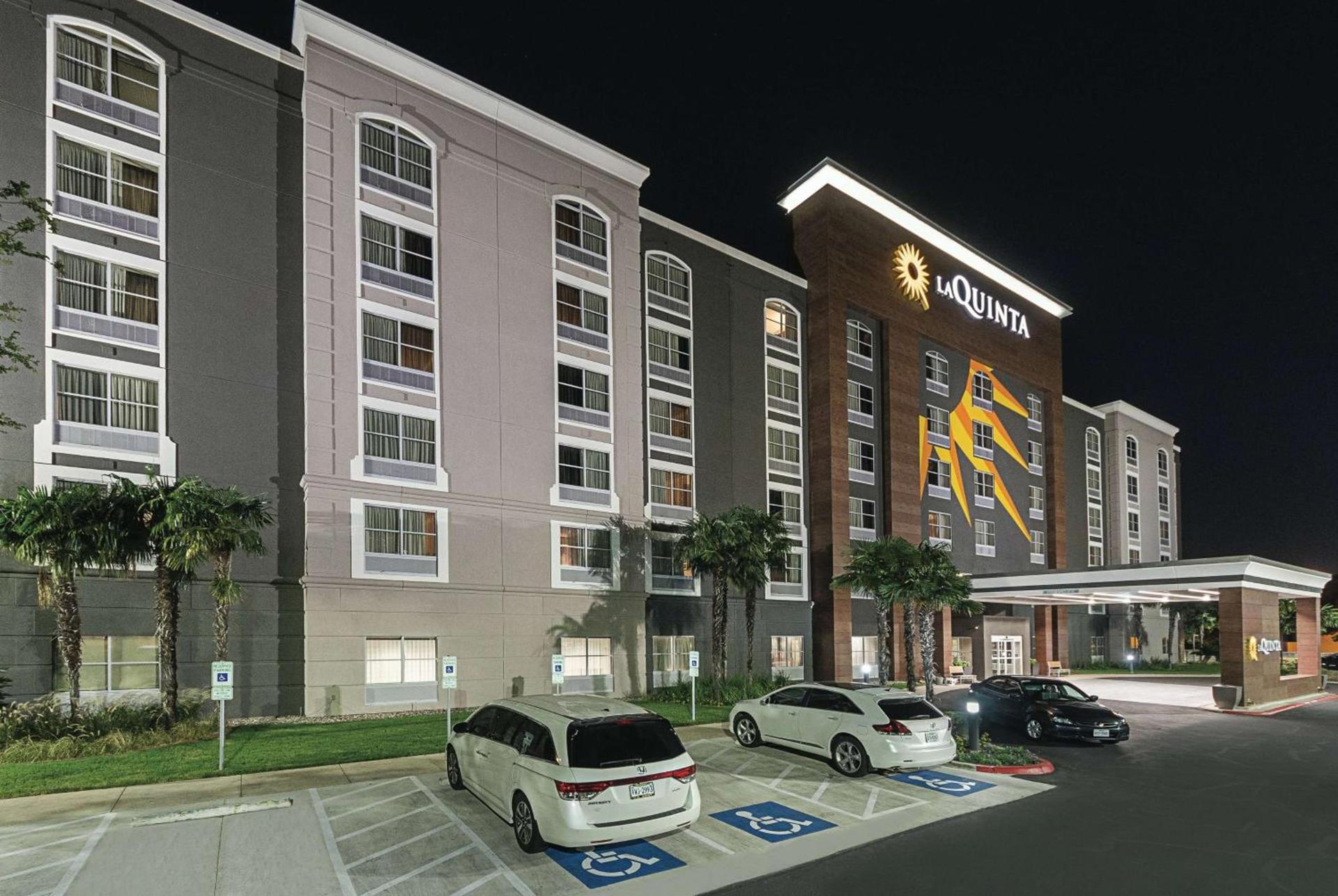 La Quinta Inn & Suites by Wyndham San Antonio Downtown photo 4