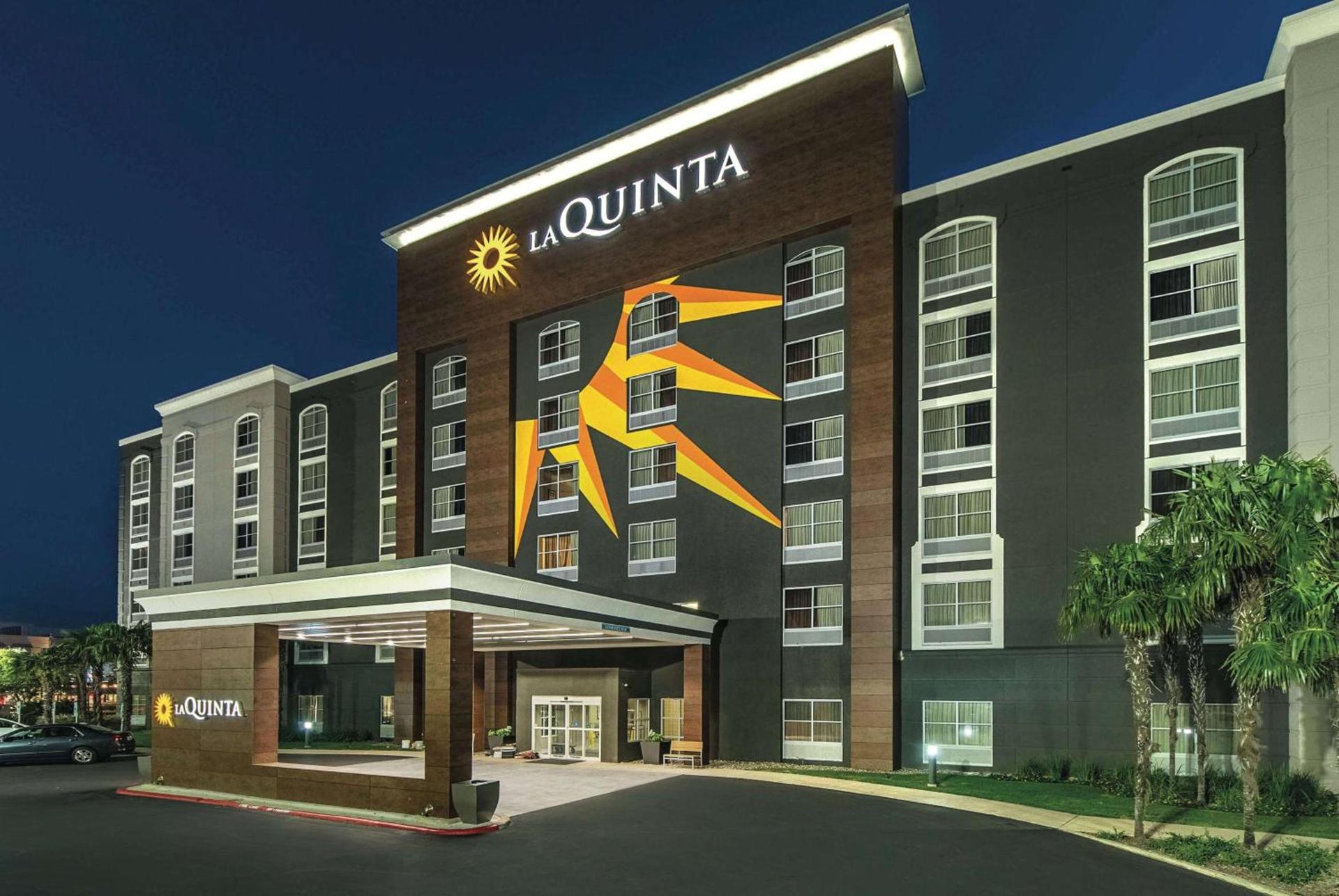La Quinta Inn & Suites by Wyndham San Antonio Downtown photo 5