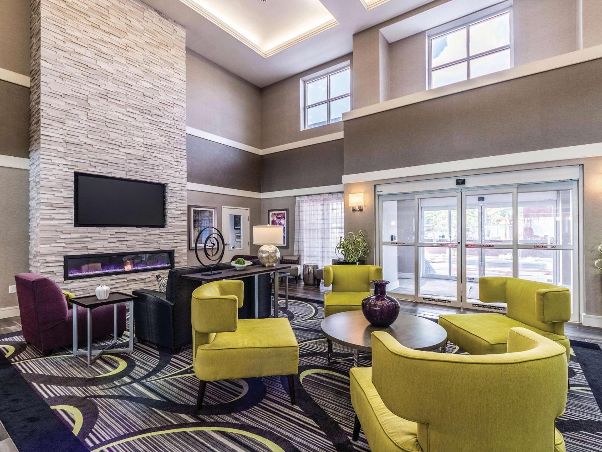 La Quinta Inn & Suites by Wyndham San Antonio Downtown photo 6