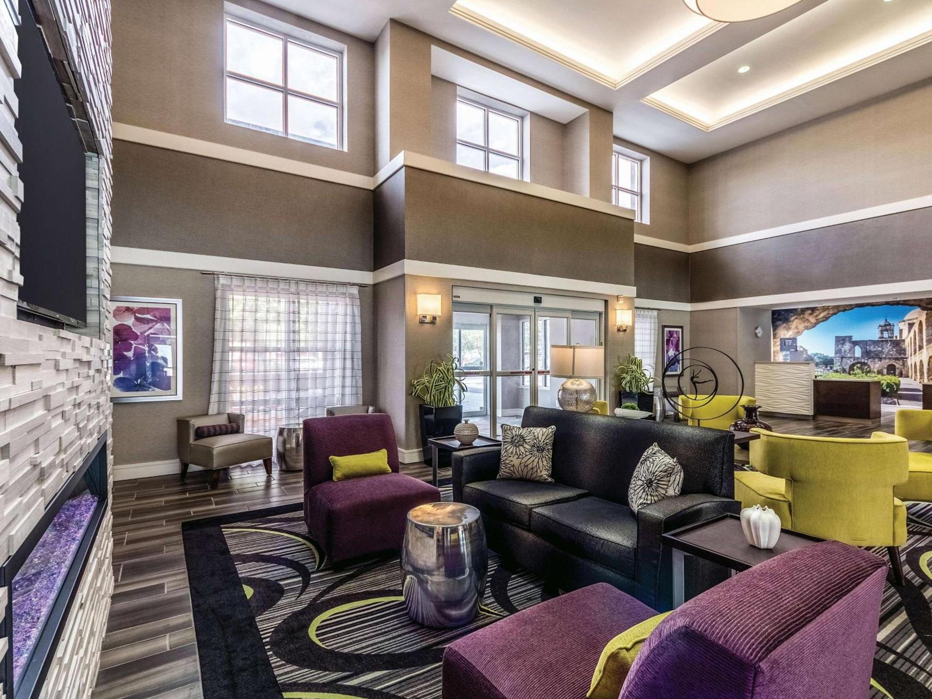 La Quinta Inn & Suites by Wyndham San Antonio Downtown photo 7