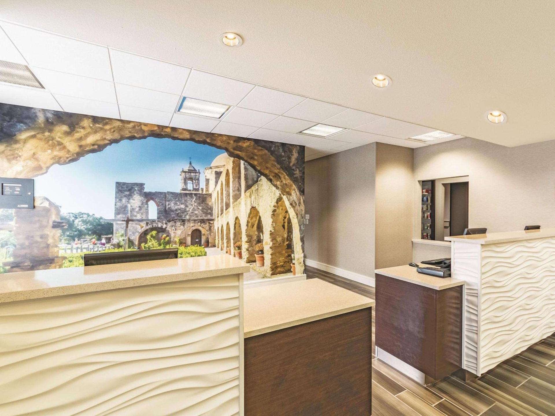 La Quinta Inn & Suites by Wyndham San Antonio Downtown photo 8