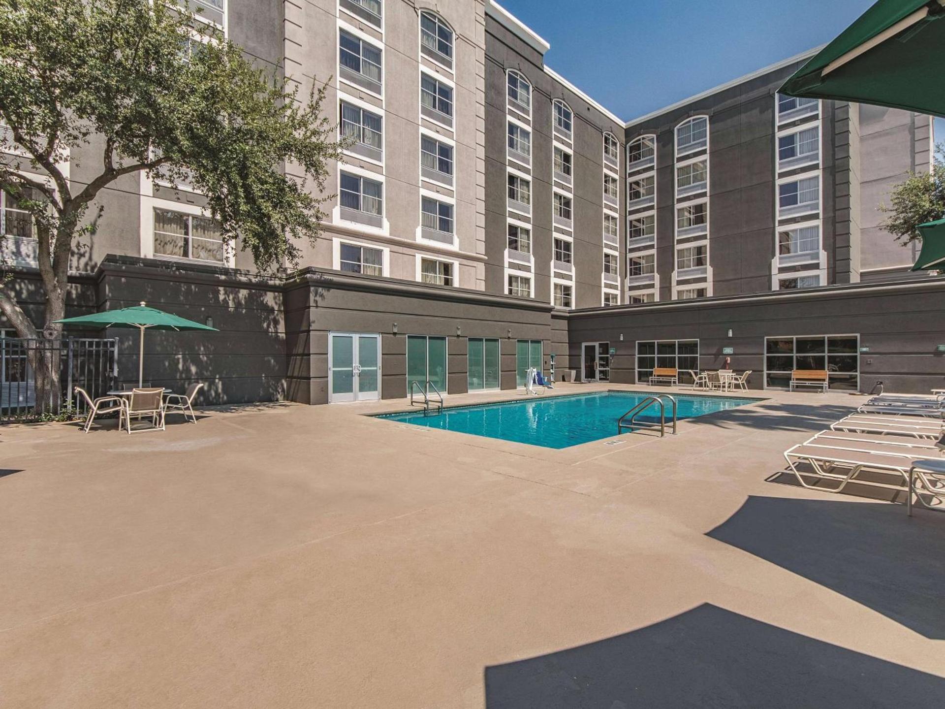 La Quinta Inn & Suites by Wyndham San Antonio Downtown photo 9