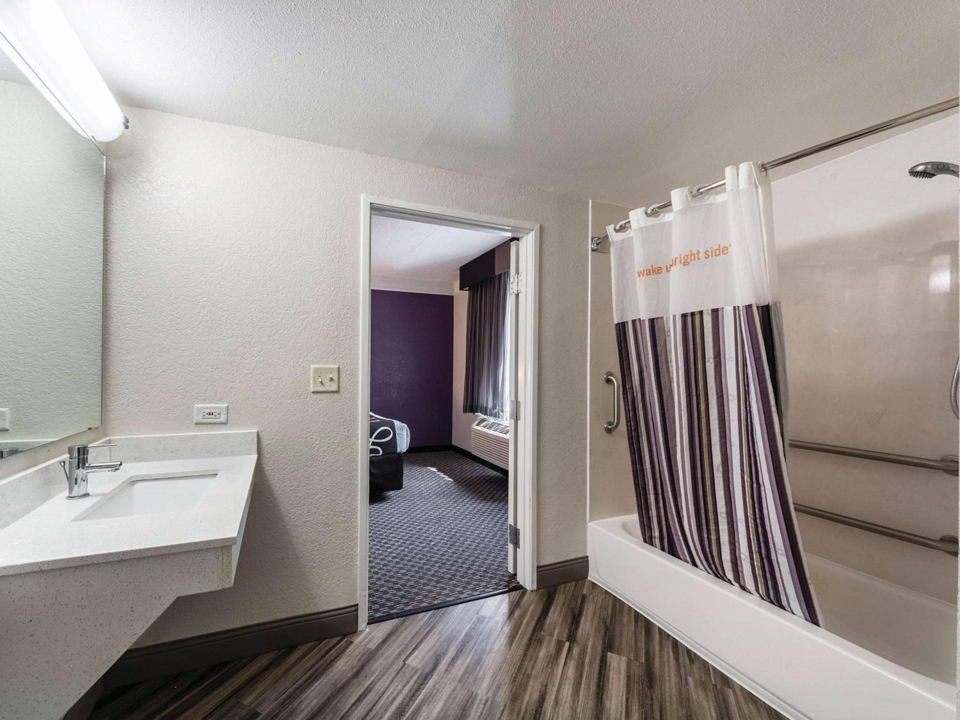 La Quinta Inn & Suites by Wyndham San Antonio Downtown photo 12
