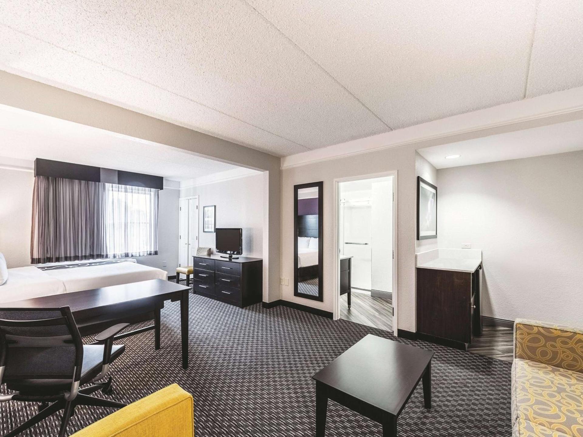 La Quinta Inn & Suites by Wyndham San Antonio Downtown photo 18