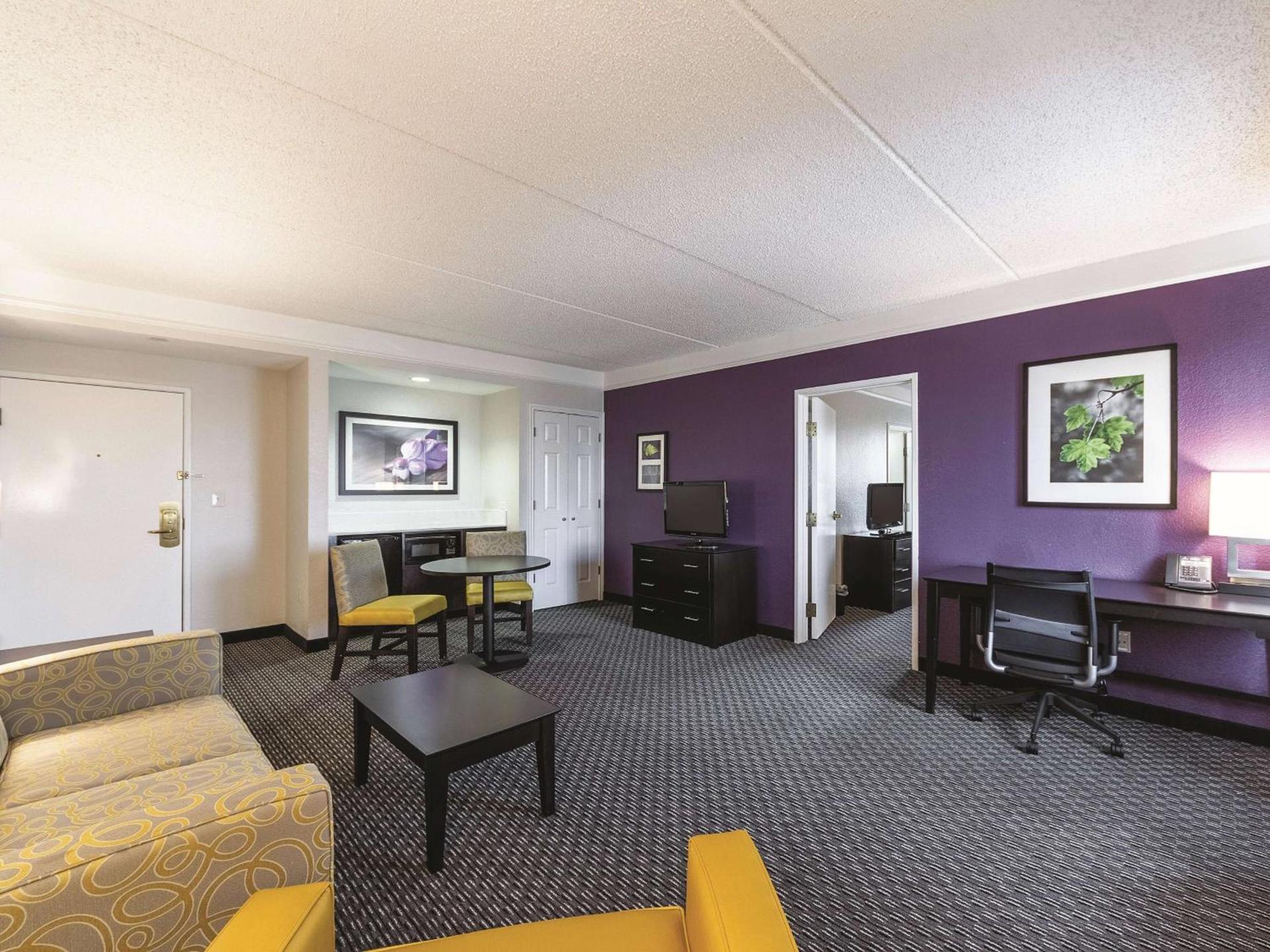La Quinta Inn & Suites by Wyndham San Antonio Downtown photo 28