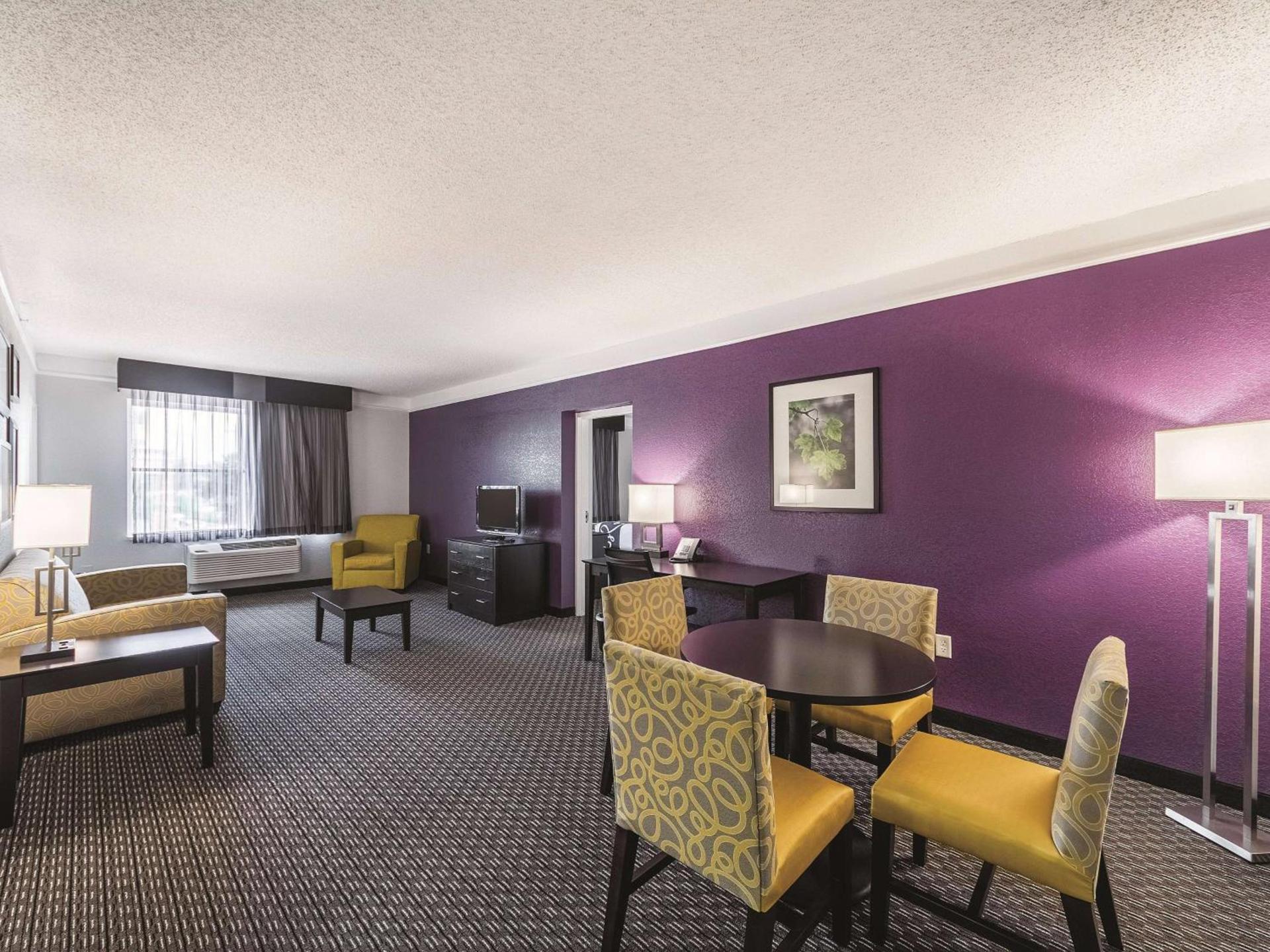 La Quinta Inn & Suites by Wyndham San Antonio Downtown photo 30