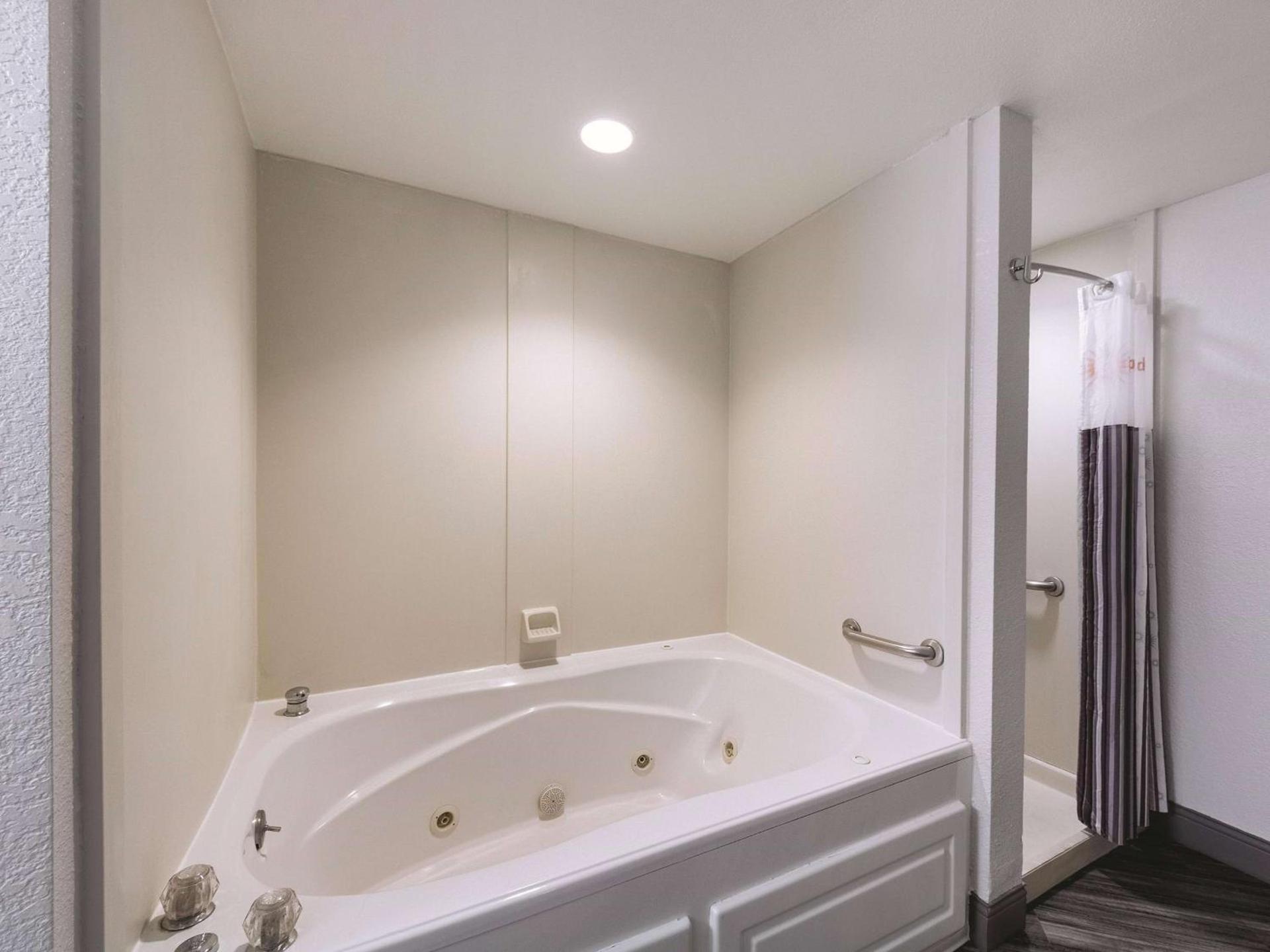 La Quinta Inn & Suites by Wyndham San Antonio Downtown photo 32